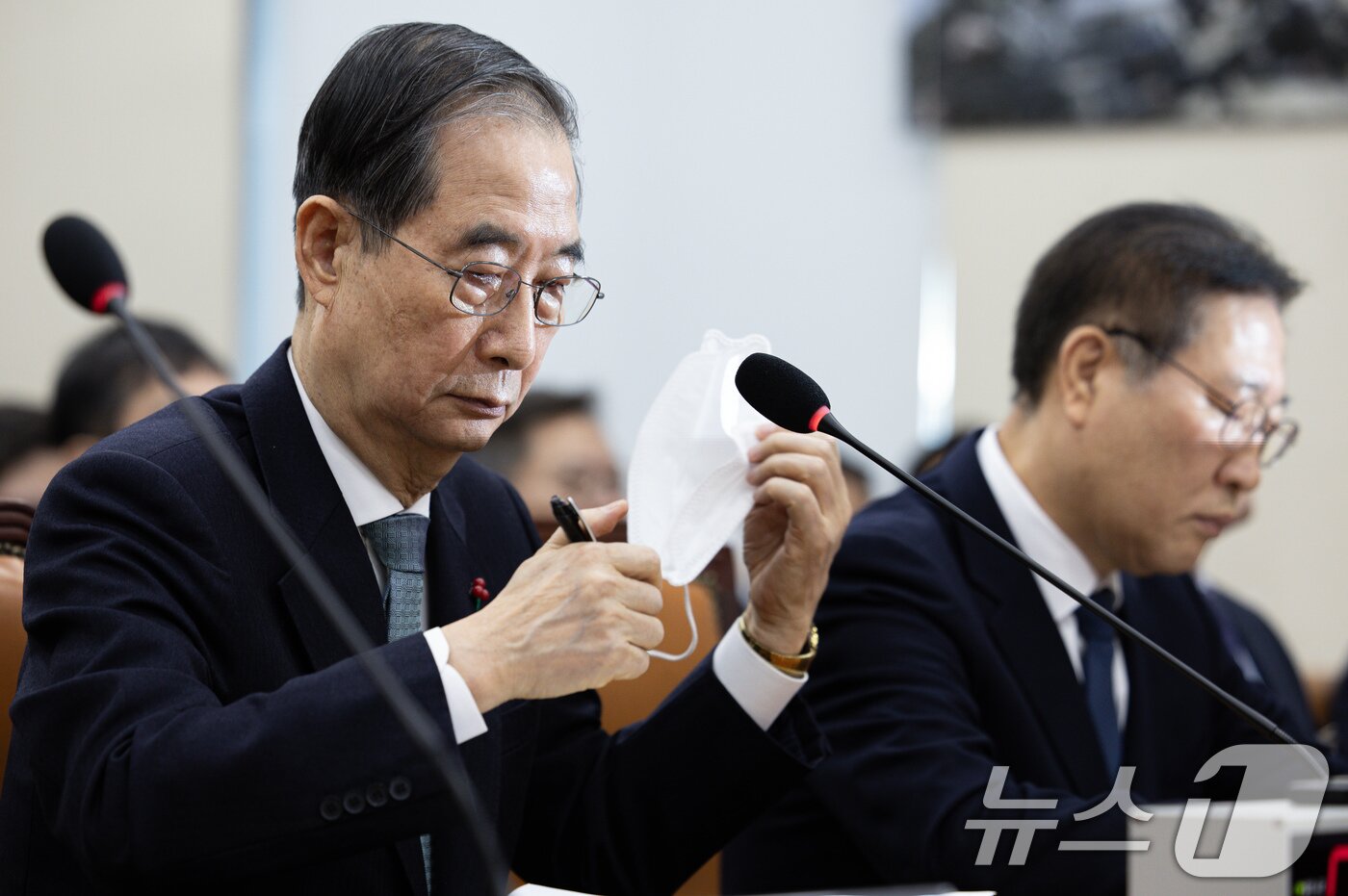 본문 이미지 - 한덕수 국무총리가 15일 오전 서울 여의도 국회에서 열린 윤석열 정부의 비상계엄 선포를 통한 내란 혐의 진상규명 국정조사특별위원회에서 의원 질문에 답변하기 위해 마스크를 벗고 있다. 2025.1.15/뉴스1 ⓒ News1 이재명 기자