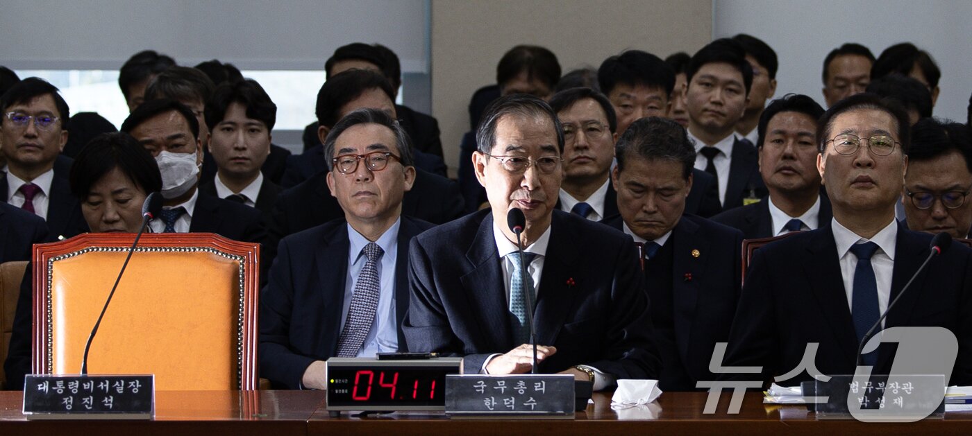 본문 이미지 - 한덕수 국무총리가 15일 오전 서울 여의도 국회에서 열린 윤석열 정부의 비상계엄 선포를 통한 내란 혐의 진상규명 국정조사특별위원회에서 의원 질문에 답변하고 있다. 2025.1.15/뉴스1 ⓒ News1 이재명 기자