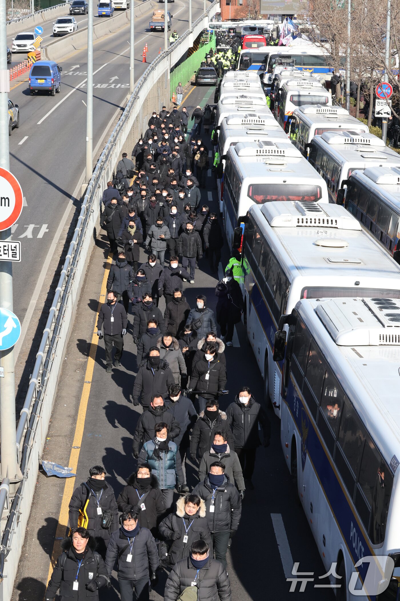 본문 이미지 - 고위공직자범죄수사처가 내란 우두머리 등 혐의를 받는 윤석열 대통령을 체포한 15일 서울 용산구 대통령 관저 앞의 경찰들이 이동하고 있다. 2025.1.15/뉴스1 ⓒ News1 송원영 기자