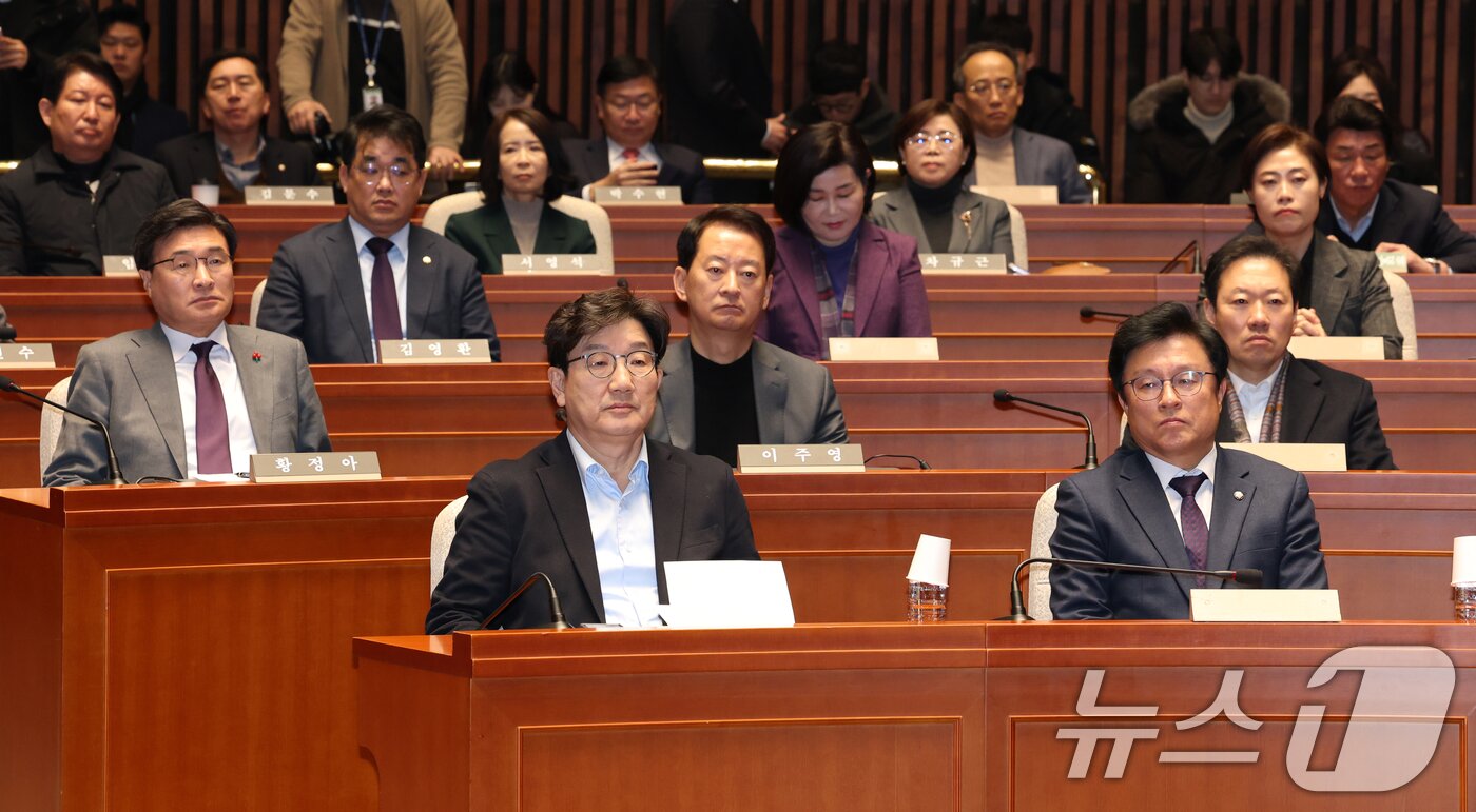 본문 이미지 - 고위공직자범죄수사처가 윤석열 대통령을 체포한 15일 오전 서울 여의도 국회에서 열린 국민의힘 비상 의원총회에서 의원들이 착잡한 표정으로 권영세 비상대책위원장의 발언을 듣고 있다. 2025.1.15/뉴스1 ⓒ News1 이광호 기자