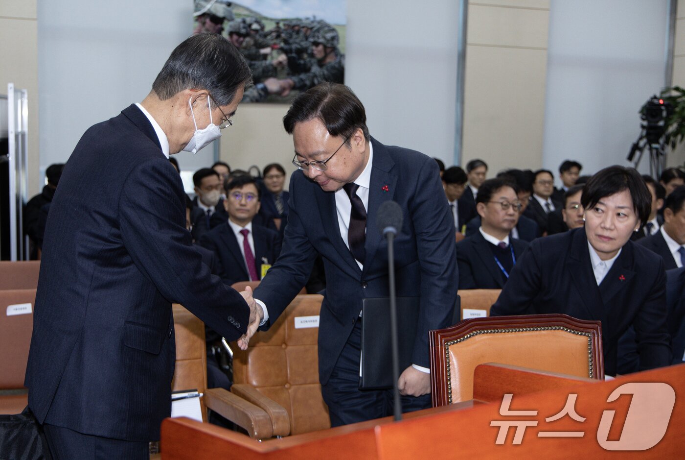 본문 이미지 - 한덕수 국무총리가 15일 오전 서울 여의도 국회에서 열린 윤석열 정부의 비상계엄 선포를 통한 내란 혐의 진상규명 국정조사특별위원회에 출석하며 조규홍 보건복지부 장관과 인사하고 있다. 2025.1.15/뉴스1 ⓒ News1 이재명 기자
