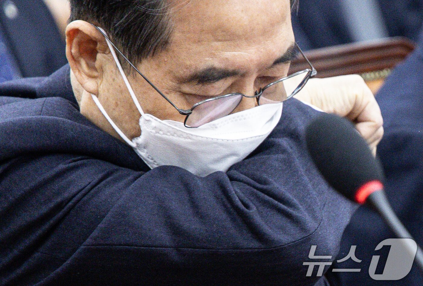 본문 이미지 - 한덕수 국무총리가 15일 오전 서울 여의도 국회에서 열린 윤석열 정부의 비상계엄 선포를 통한 내란 혐의 진상규명 국정조사특별위원회에서 기침을 하고 있다. 2025.1.15/뉴스1 ⓒ News1 이재명 기자