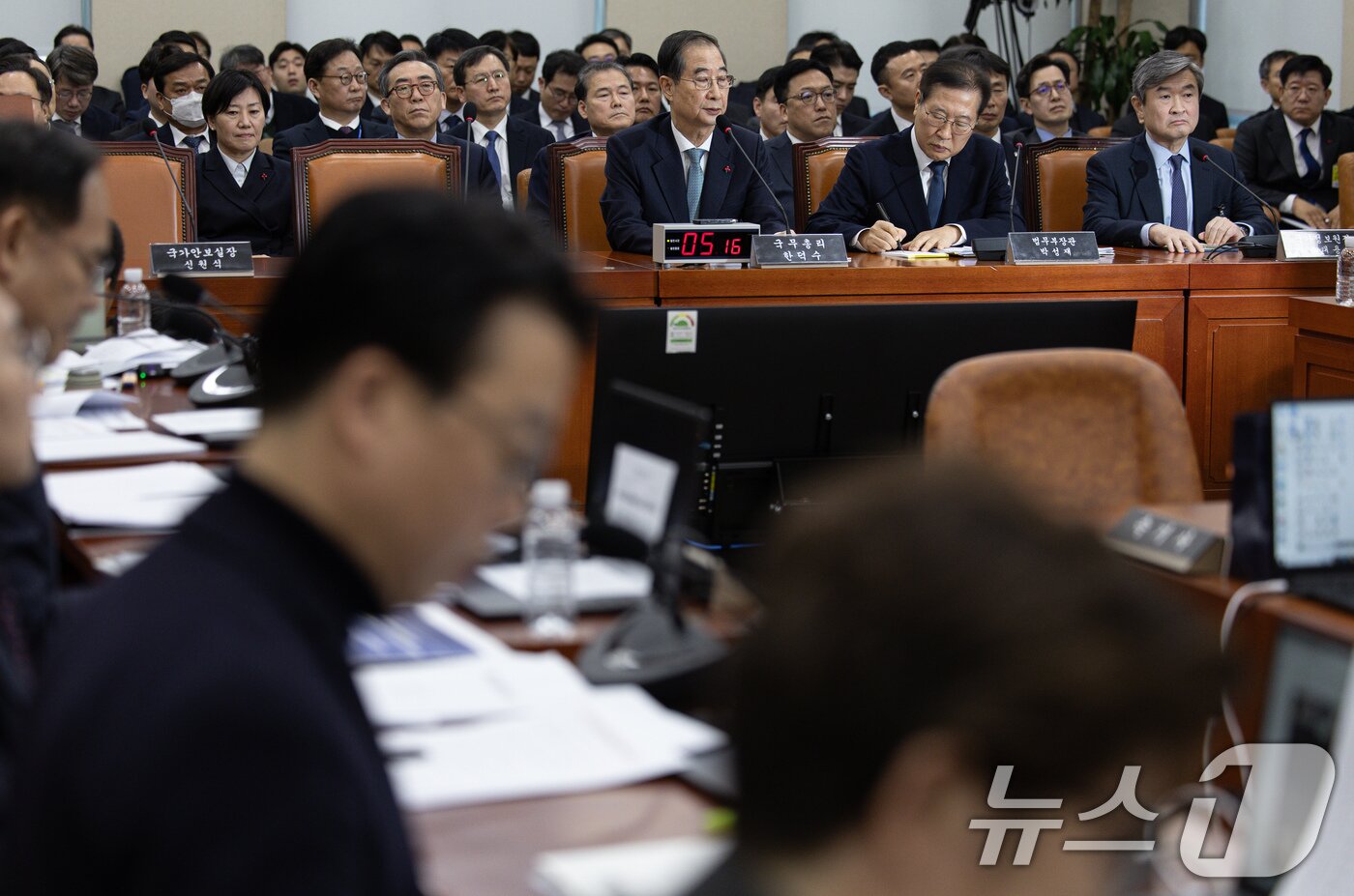 본문 이미지 - 한덕수 국무총리가 15일 오전 서울 여의도 국회에서 열린 윤석열 정부의 비상계엄 선포를 통한 내란 혐의 진상규명 국정조사특별위원회에서 의원 질문을 듣고 고심하고 있다. 2025.1.15/뉴스1 ⓒ News1 이재명 기자