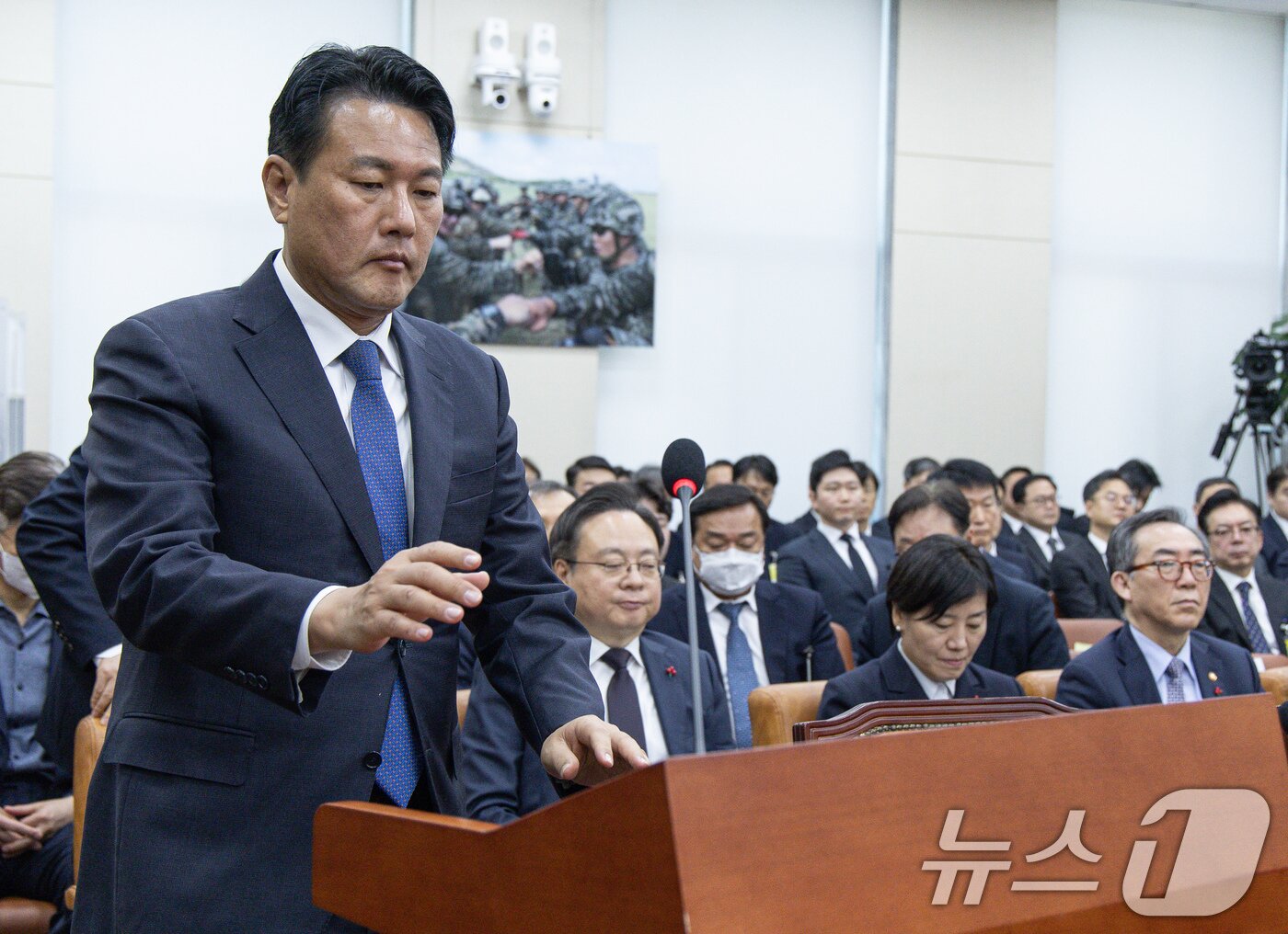 본문 이미지 - 김태효 국가안보실 제1차장이 15일 오전 서울 여의도 국회에서 열린 윤석열 정부의 비상계엄 선포를 통한 내란 혐의 진상규명 국정조사특별위원회에서 의원 질의에 답변하기 위해 발언대로 향하고 있다. 2025.1.15/뉴스1 ⓒ News1 이재명 기자
