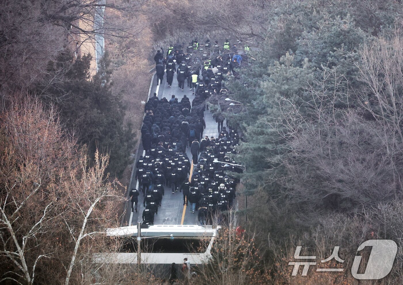 본문 이미지 - 고위공직자범죄수사처와 경찰로 구성된 공조수사본부가 윤석열 대통령에 대한 2차 체포영장 집행에 나선 15일 오전 서울 용산구 한남동 대통령 관저에서 공수처 수사관들과 경찰 인력이 3차 저지선을 뚫고 관저로 향하고 있다. 2025.1.15/뉴스1 ⓒ News1 오대일 기자