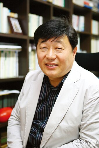 본문 이미지 - 정성택 총장 이임식으로 전남대 총장 직무대리를 맡은 김병인 사학과 교수./뉴스1