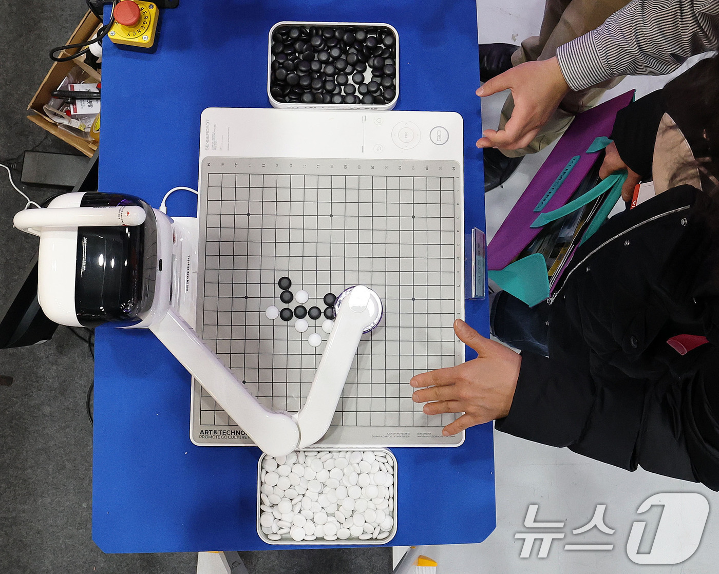 (서울=뉴스1) 박세연 기자 = 15일 서울 강남구 코엑스에서 열린 대한민국 교육박람회에서 관람객이 유엔디 알파에듀의 AI 바둑 로봇과 오목을 두고 있다.아시아 최대규모의 교육·에 …