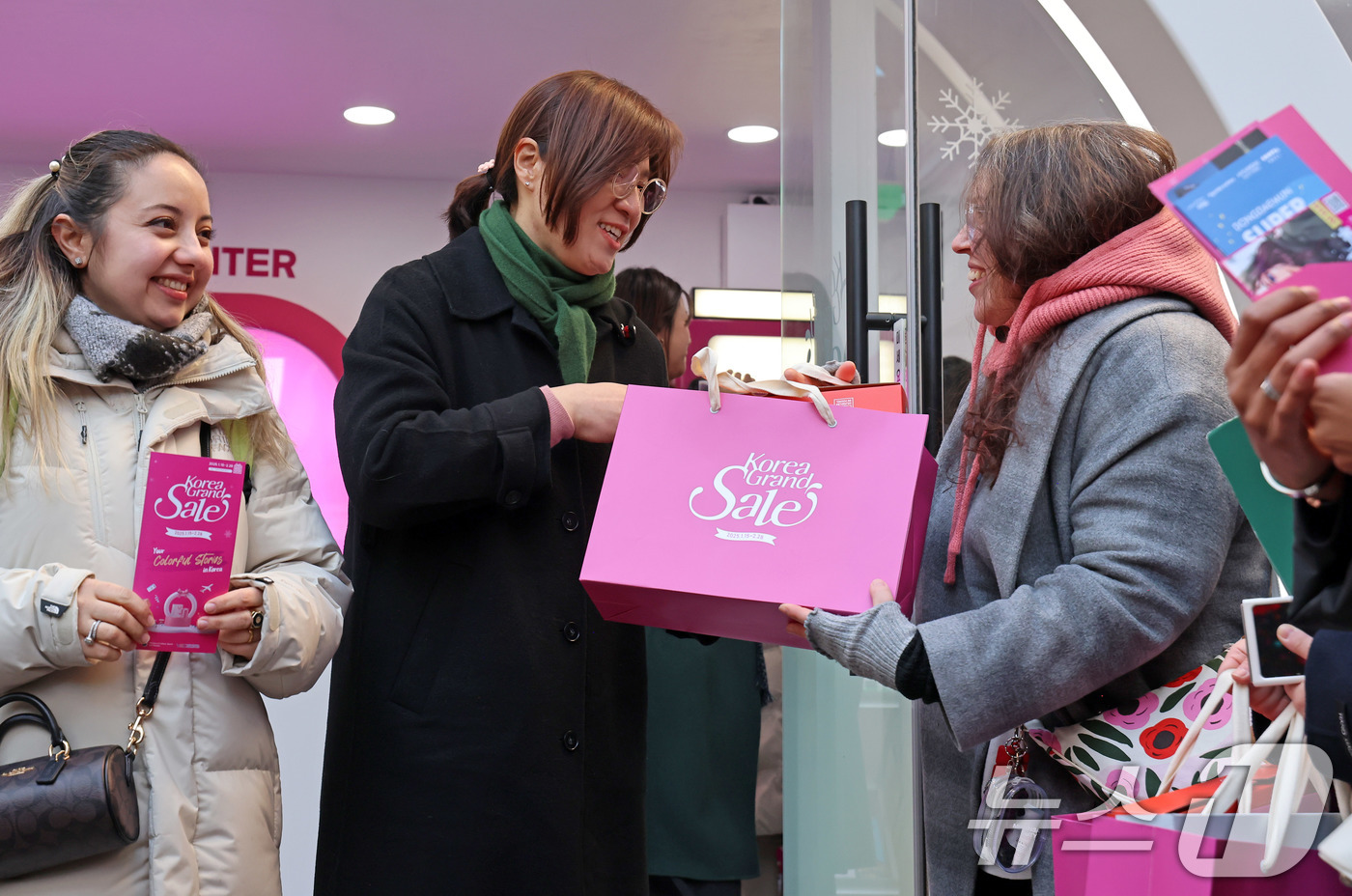 (서울=뉴스1) = 장미란 문화체육관광부 제2차관이 15일 서울 중구 국립극단 명동예술극장 앞에 마련된 코리아그랜드세일 웰컴센터 앞에서 외국인 관광객에게 선물을 전달하고 있다. ( …