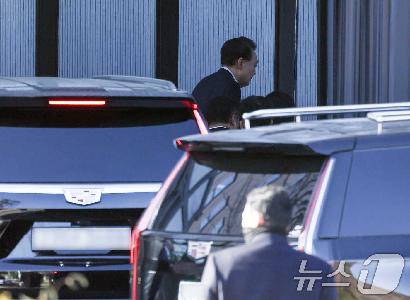 (과천=뉴스1) 김영운 기자 = 내란 우두머리 혐의로 체포된 윤석열 대통령이 15일 오전 경기 과천 고위공직자범죄수사처(공수처)에 도착해 조사실로 향하고 있다.(공동취재) 2025 …