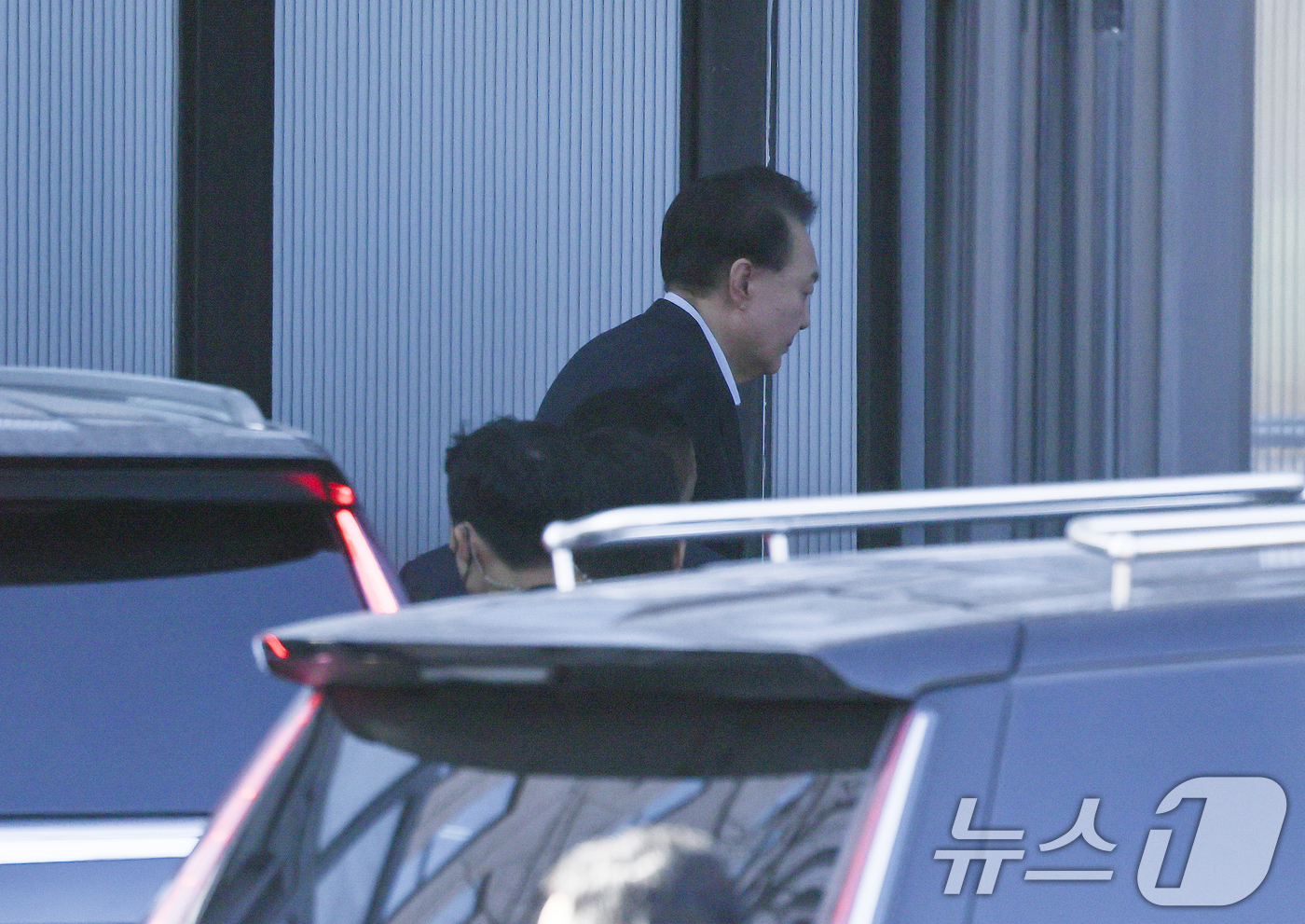 (과천=뉴스1) 김영운 기자 = 내란 우두머리 혐의로 체포된 윤석열 대통령이 15일 오전 경기 과천 고위공직자범죄수사처(공수처)에 도착해 조사실로 향하고 있다.(공동취재) 2025 …