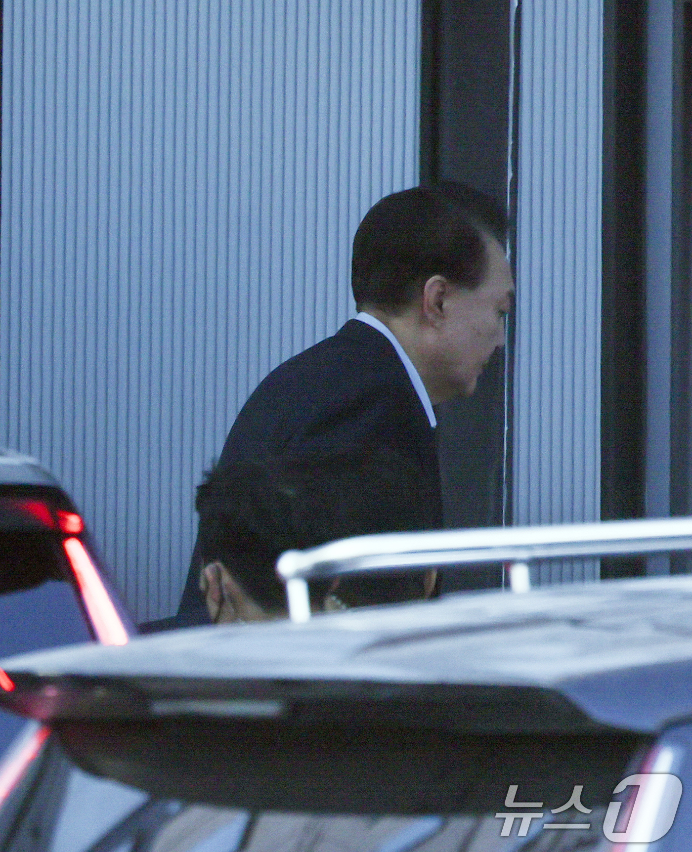 (과천=뉴스1) 김영운 기자 = 내란 우두머리 혐의로 체포된 윤석열 대통령이 15일 오전 경기 과천 고위공직자범죄수사처(공수처)에 도착해 조사실로 향하고 있다. (공동취재) 202 …