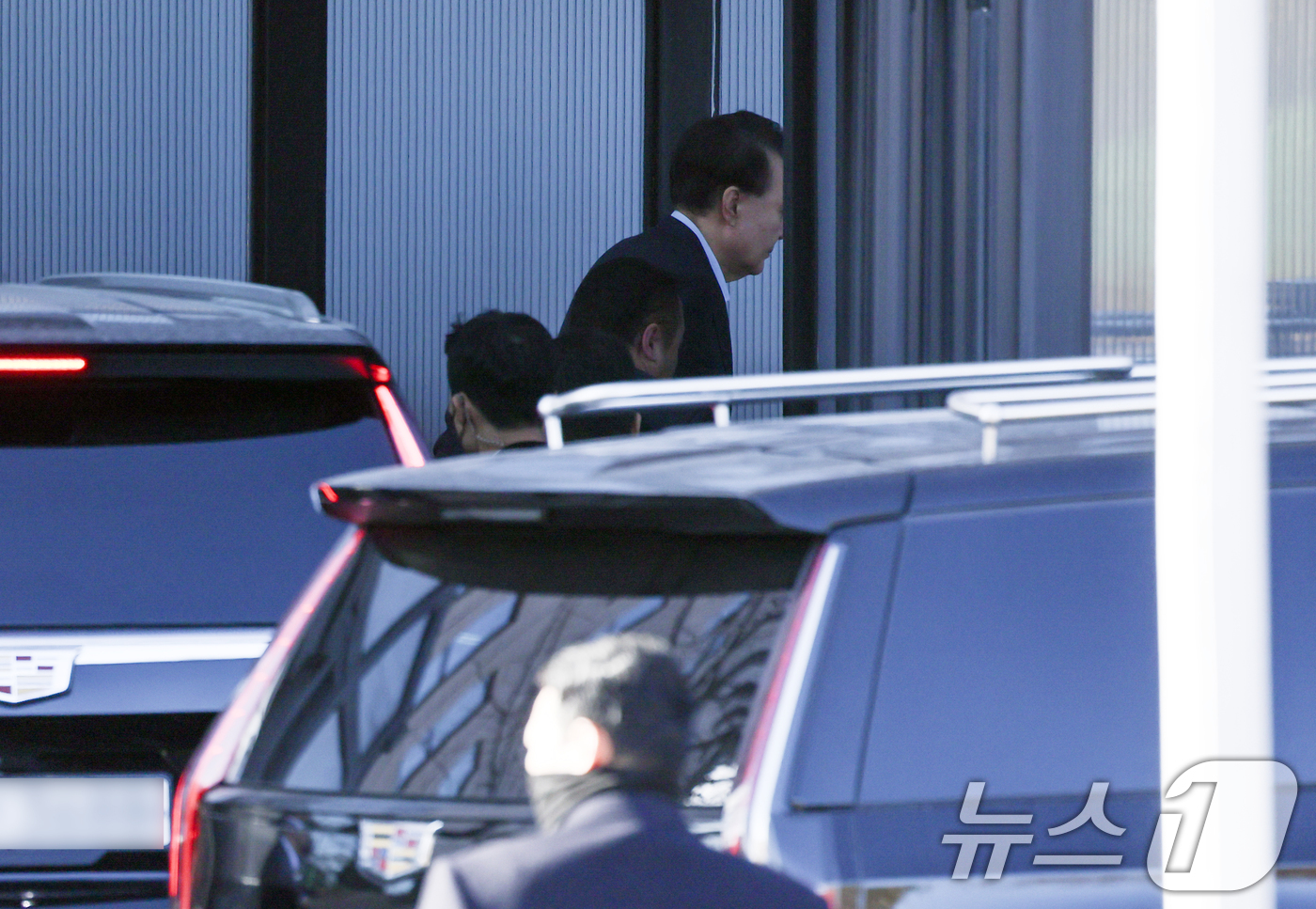 (과천=뉴스1) 김영운 기자 = 내란 우두머리 혐의로 체포된 윤석열 대통령이 15일 오전 경기 과천 고위공직자범죄수사처(공수처)에 도착해 조사실로 향하고 있다. (공동취재) 202 …