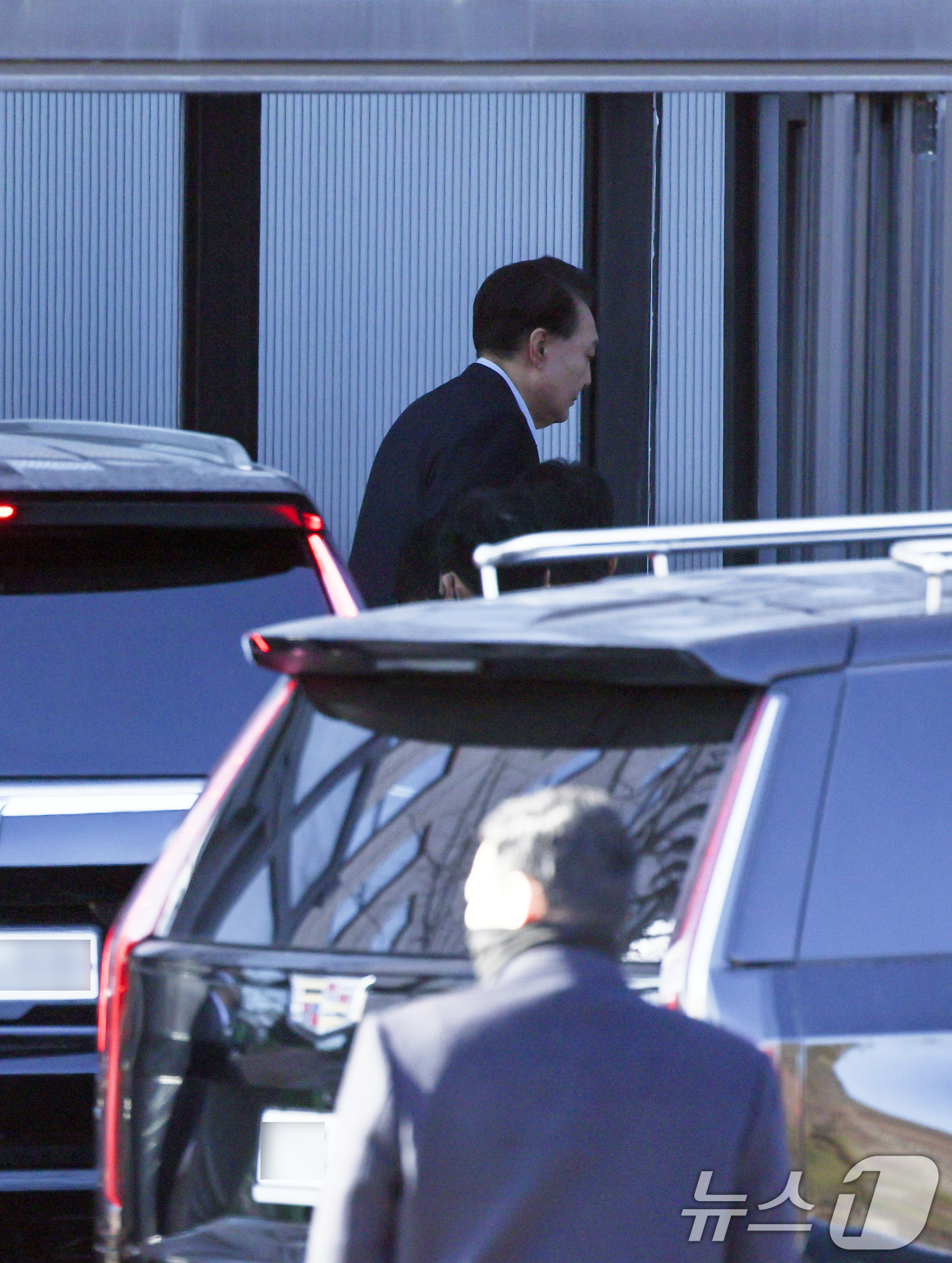 (과천=뉴스1) 김영운 기자 = 내란 우두머리 혐의로 체포된 윤석열 대통령이 15일 오전 경기 과천 고위공직자범죄수사처(공수처)에 도착해 조사실로 향하고 있다. (공동취재) 202 …