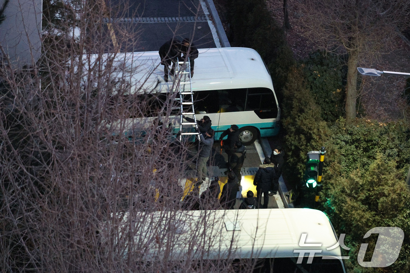 (서울=뉴스1) 신웅수 기자 = 고위공직자범죄수사처(공수처)와 경찰로 구성된 공조수사본부가 윤석열 대통령에 대한 2차 체포영장 집행에 돌입한 15일 오전 공수처 수사관들과 경찰 인 …