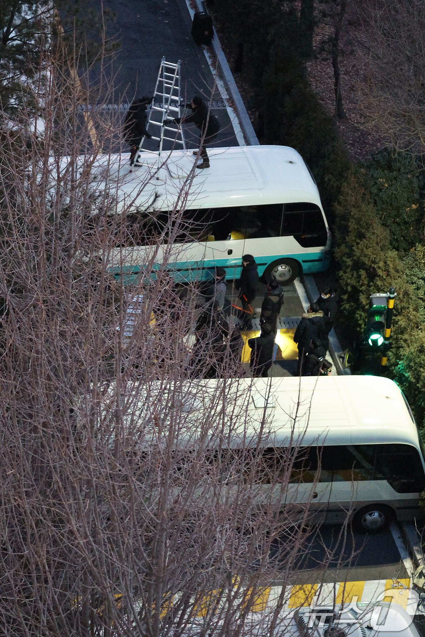 (서울=뉴스1) 신웅수 기자 = 고위공직자범죄수사처(공수처)와 경찰로 구성된 공조수사본부가 윤석열 대통령에 대한 2차 체포영장 집행에 돌입한 15일 오전 공수처 수사관들과 경찰 인 …