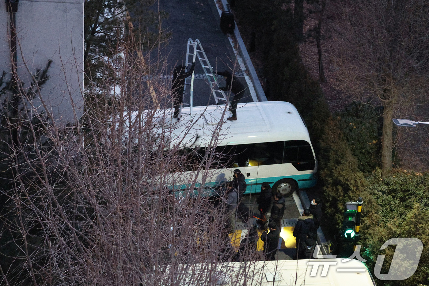 (서울=뉴스1) 신웅수 기자 = 고위공직자범죄수사처(공수처)와 경찰로 구성된 공조수사본부가 윤석열 대통령에 대한 2차 체포영장 집행에 돌입한 15일 오전 공수처 수사관들과 경찰 인 …