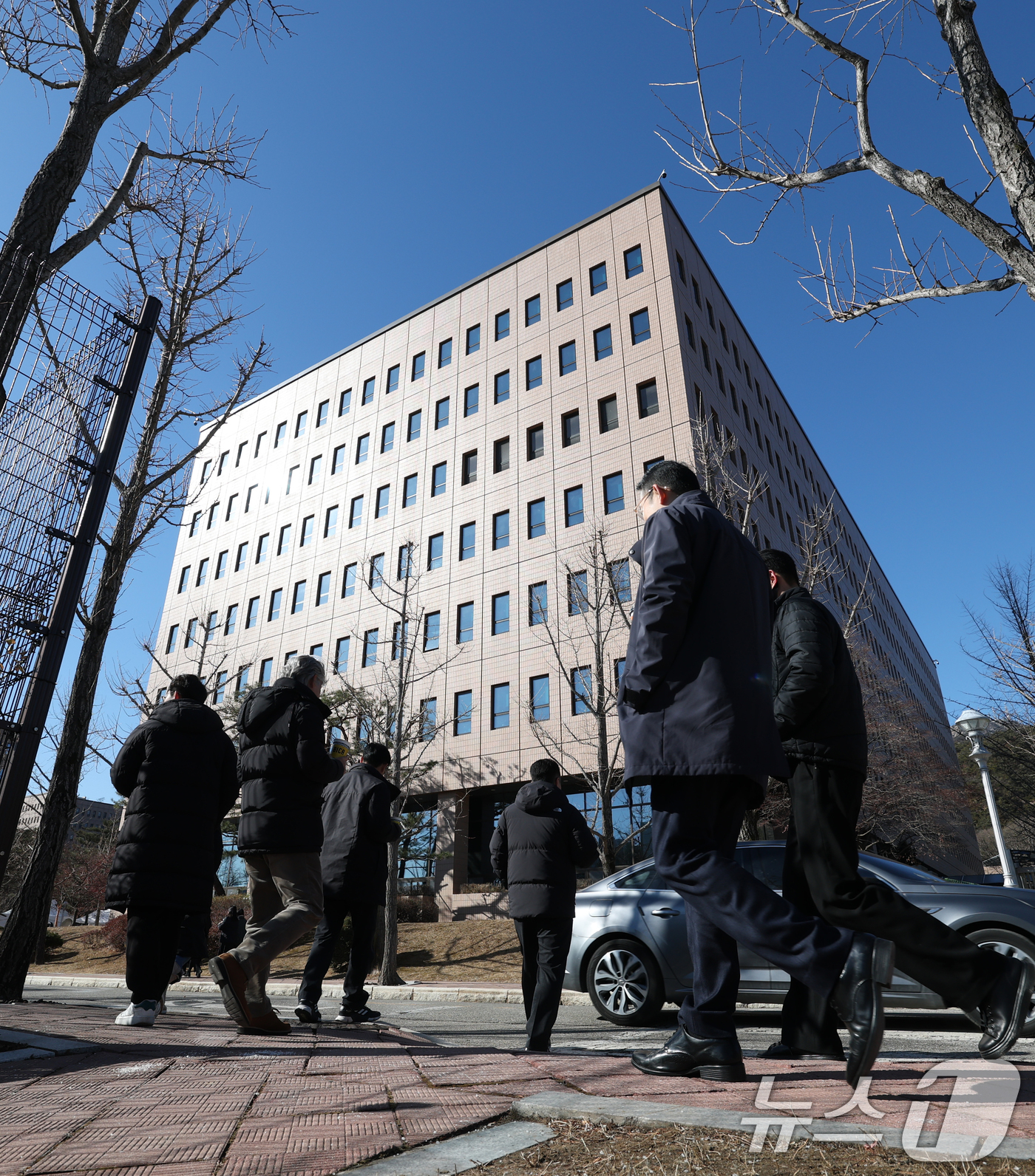 (과천=뉴스1) 김영운 기자 = 15일 오후 경기 과천시 정부과천청사 고위공직자범죄수사처(공수처) 앞에 직원들이 지나가고 있다.고위공직자범죄수사처(공수처)는 이날 오전부터 내란 우 …