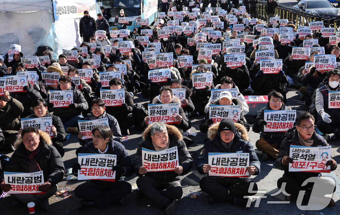 (서울=뉴스1) 장수영 기자 = 윤석열 대통령이 내란 우두머리 혐의로 체포된 15일 오후 서울 용산구 한남동 대통령 관저 인근에서 한국노총 조합원들이 '체포를 넘어 퇴진으로! 투쟁 …