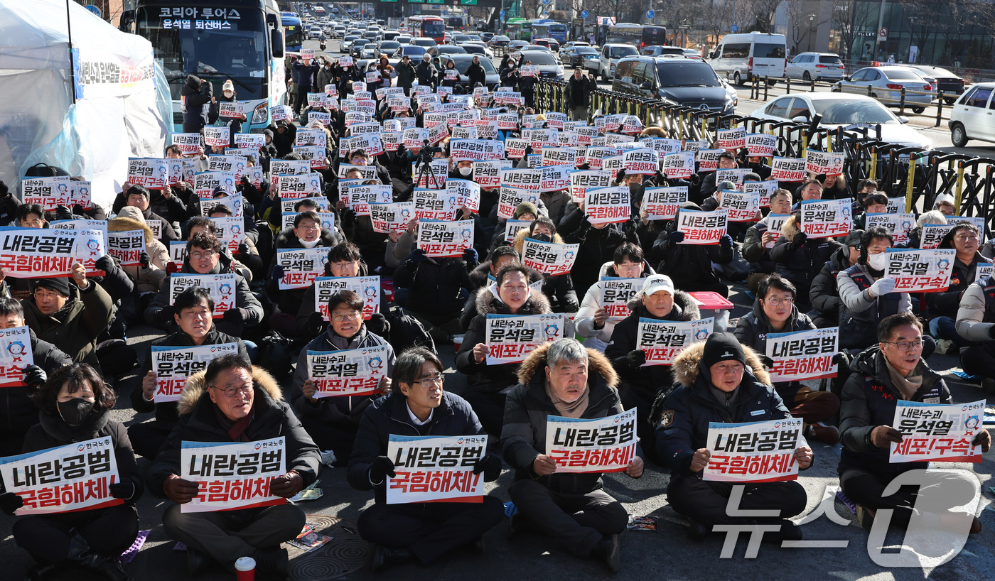 (서울=뉴스1) 장수영 기자 = 윤석열 대통령이 내란 우두머리 혐의로 체포된 15일 오후 서울 용산구 한남동 대통령 관저 인근에서 한국노총 조합원들이 '체포를 넘어 퇴진으로! 투쟁 …