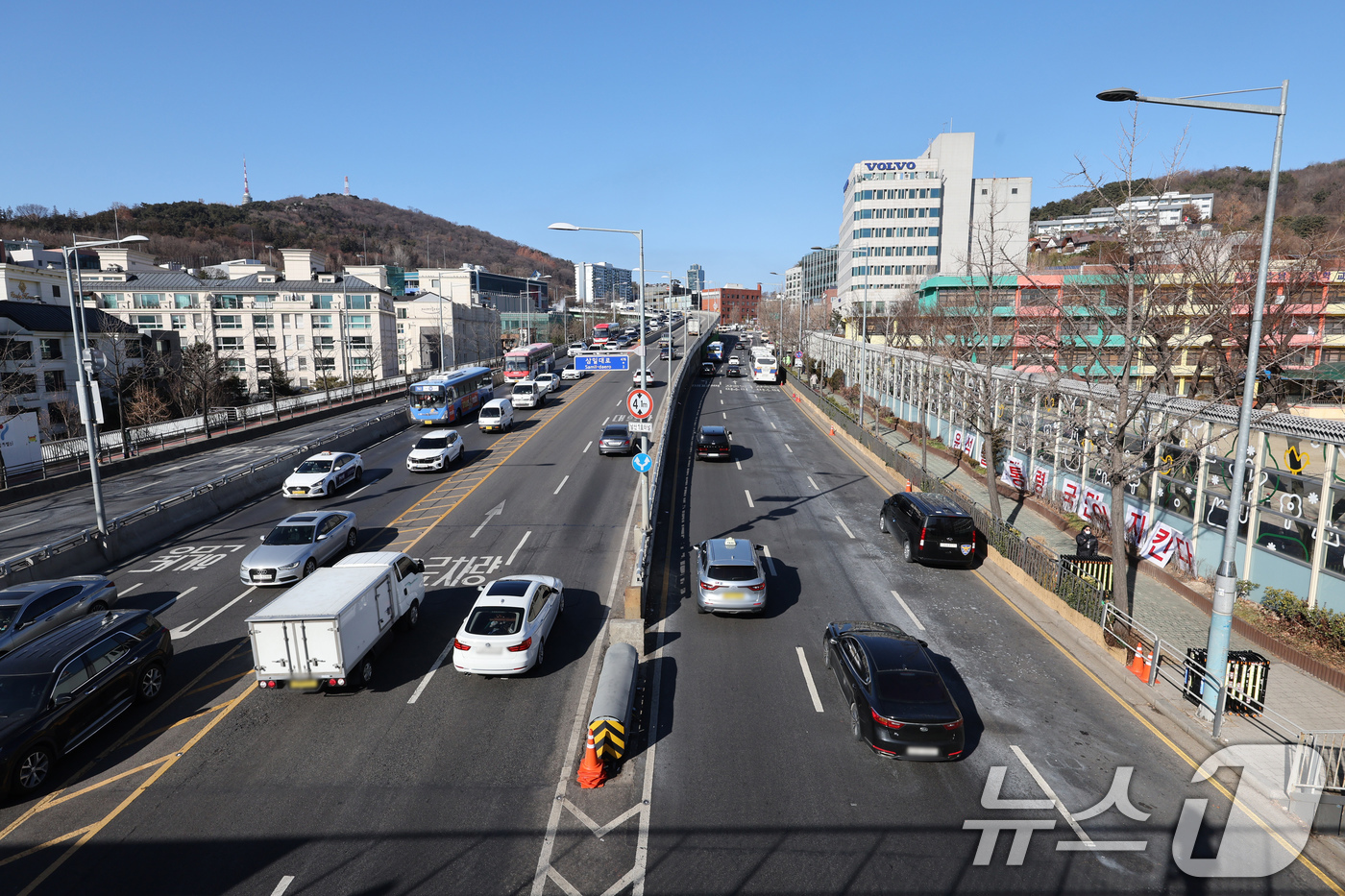 (서울=뉴스1) 장수영 기자 = 윤석열 대통령이 내란 우두머리 혐의로 체포된 15일 오후 서울 용산구 한남동 대통령 앞 한남대로에 설치됐던 차벽이 사라지며 일대를 지나는 차량이 원 …