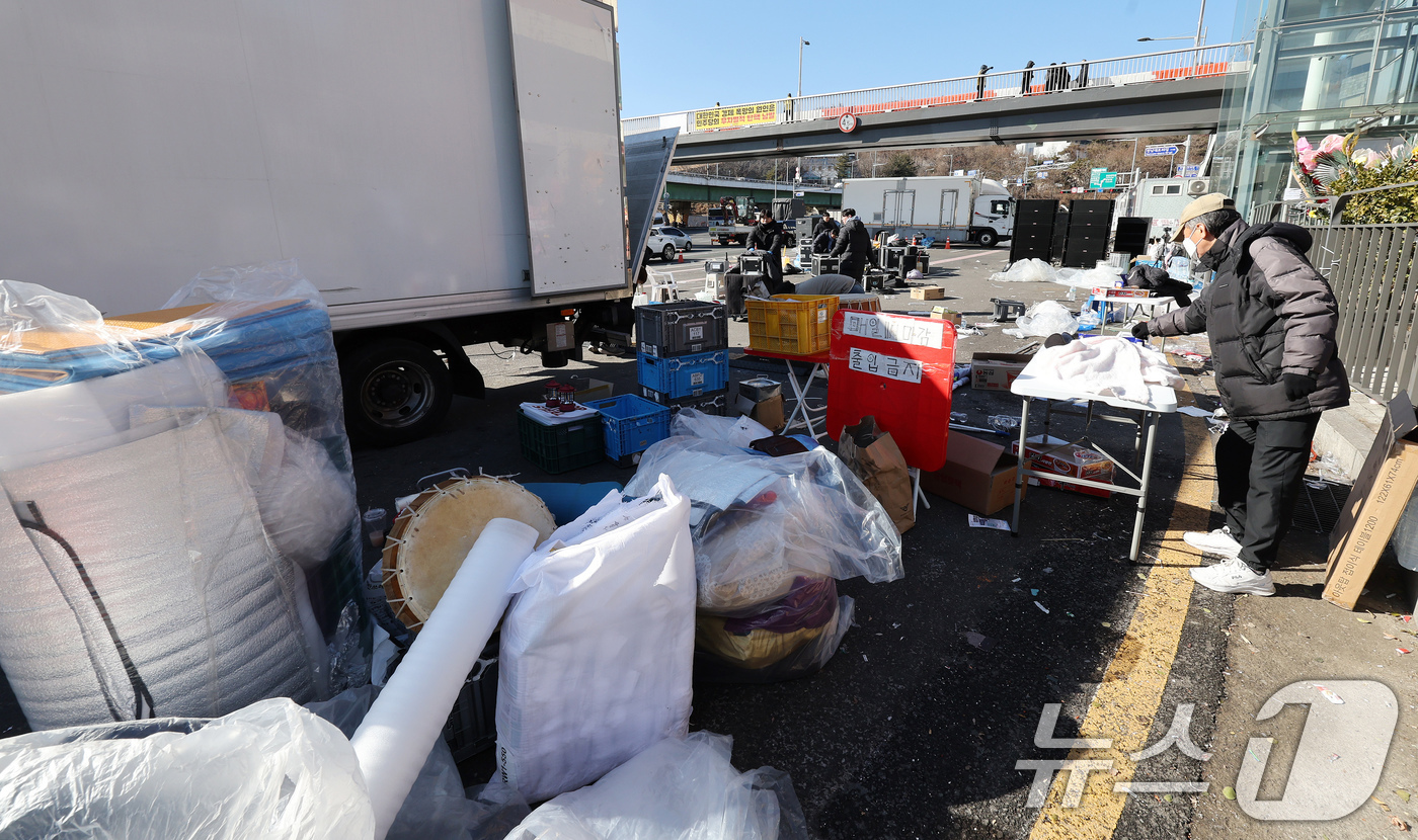 (서울=뉴스1) 장수영 기자 = 윤석열 대통령이 내란 우두머리 혐의로 체포된 15일 오후 서울 용산구 한남동 대통령 앞 한남대로에서 진행됐던 보수단체 집회 현장이 정리되고 있다. …