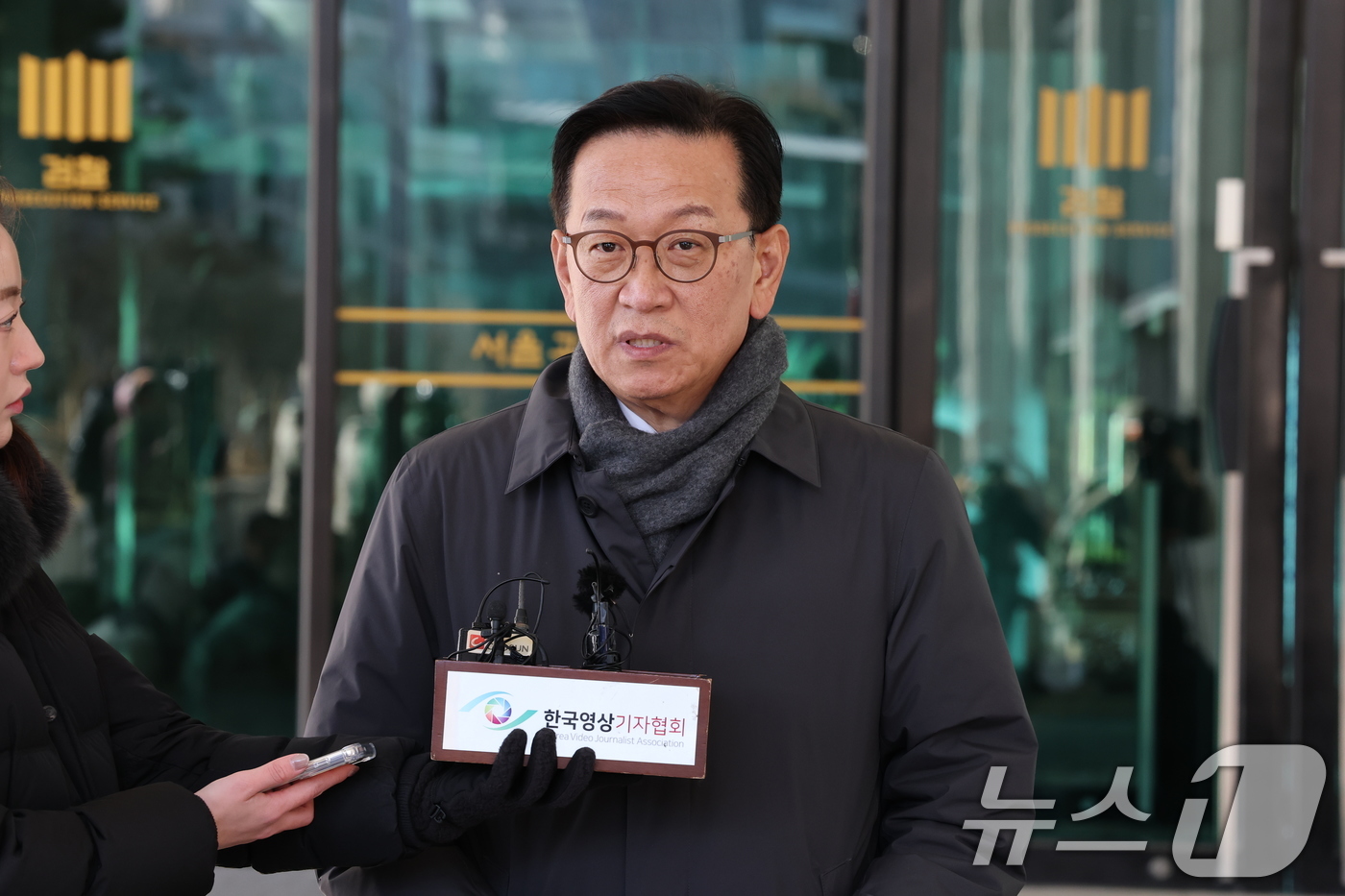 (서울=뉴스1) 박세연 기자 = 윤석열 대통령 측 법률자문인 석동현 변호사가 15일 오후 서울 서초구 서울고등검찰청 앞에서 취재진 질문에 답하고 있다.내란 우두머리 혐의로 체포된 …