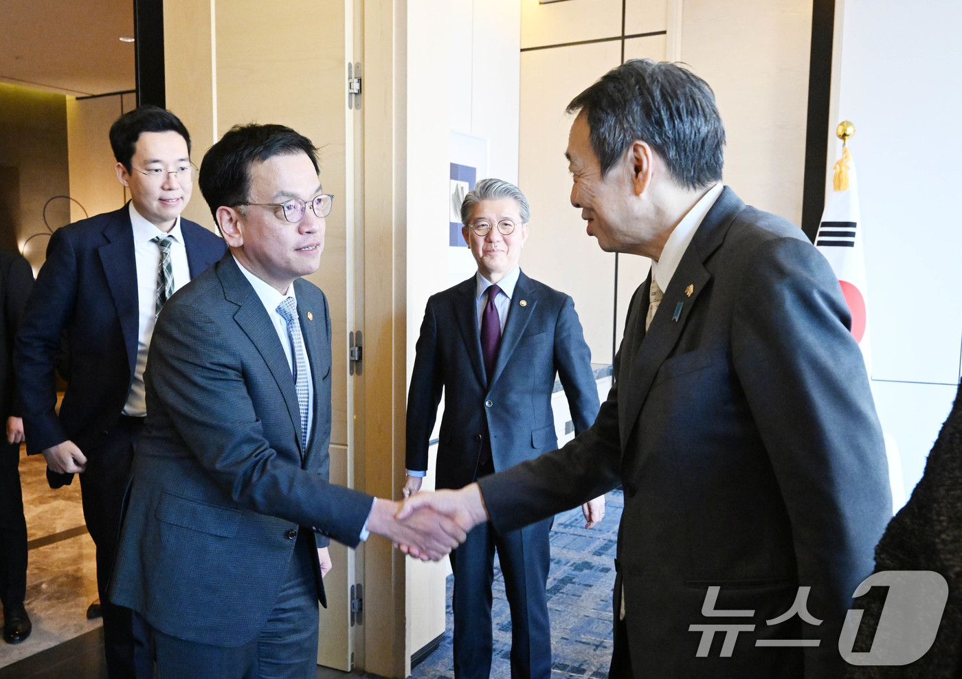 (서울=뉴스1) = 최상목 대통령 권한대행 부총리 겸 기획재정부 장관이 15일 서울 종로구 포시즌스 호텔에서 열린 주한 G7 및 EU 대사 초청 오찬 간담회에 앞서 미즈시마 고이치 …