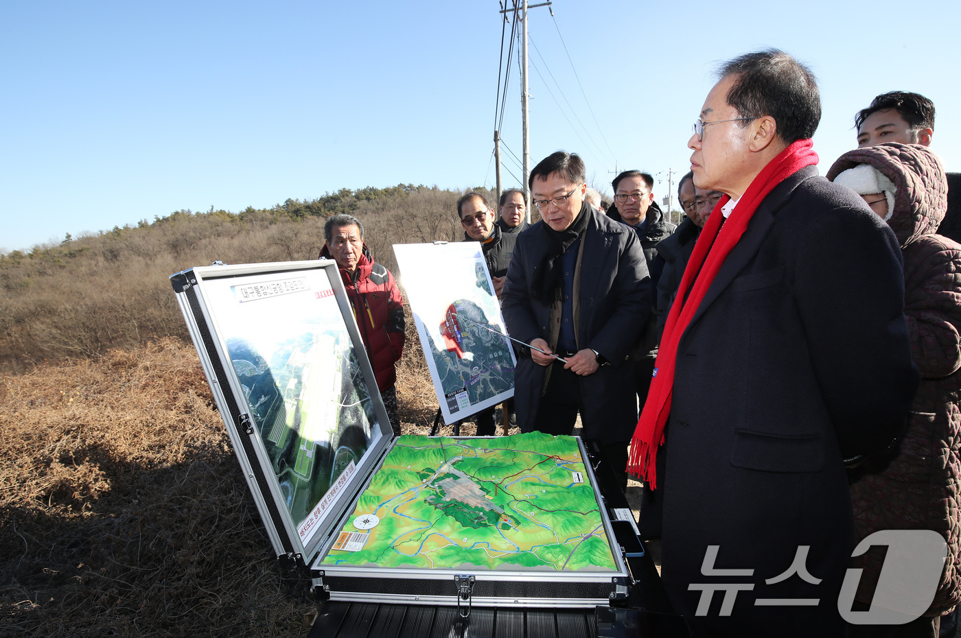 (군위=뉴스1) 공정식 기자 = 홍준표 대구시장이 15일 오후 대구 군위군 소보면 내의리 대구경북신공항 이전 부지 중심 지점을 찾아 신공항 건설사업 현황을 점검하고 있다. 2025 …
