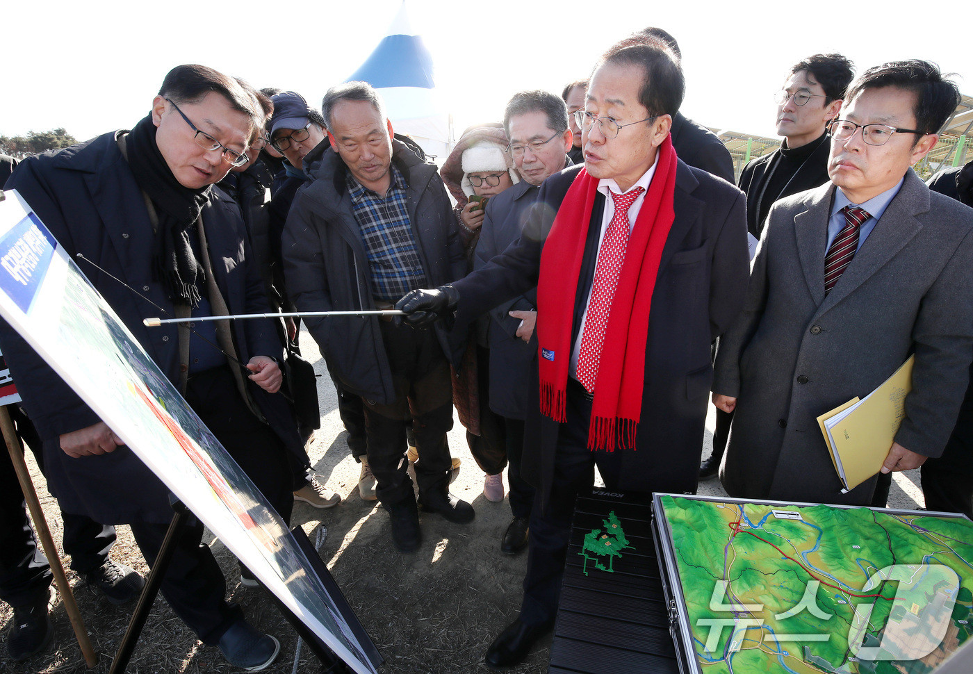 (군위=뉴스1) 공정식 기자 = 홍준표 대구시장이 15일 오후 대구 군위군 소보면 내의리 대구경북신공항 이전 부지 중심 지점을 찾아 신공항 건설사업 현황을 점검하고 있다. 2025 …