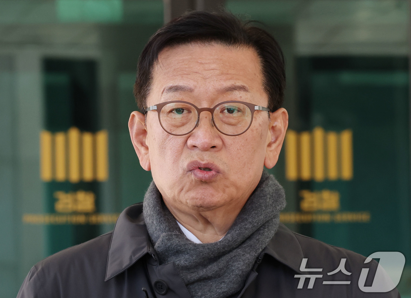 (서울=뉴스1) 박세연 기자 = 윤석열 대통령 측 법률자문인 석동현 변호사가 15일 오후 서울 서초구 서울고등검찰청 앞에서 취재진 질문에 답하고 있다.내란 우두머리 혐의로 체포된 …