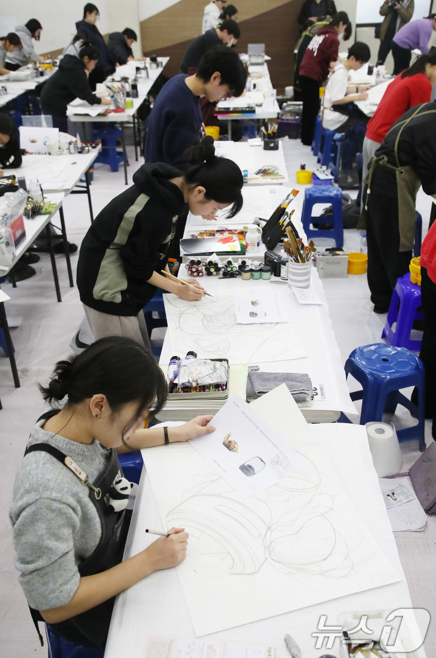 (부산=뉴스1) 윤일지 기자 = 15일 오후 부산 사하구 동아대학교 승학캠퍼스에서 열린 2025학년도 정시모집 미술실기시험에서 수험생들이 그동안 갈고닦은 실력을 발휘하고 있다. 2 …