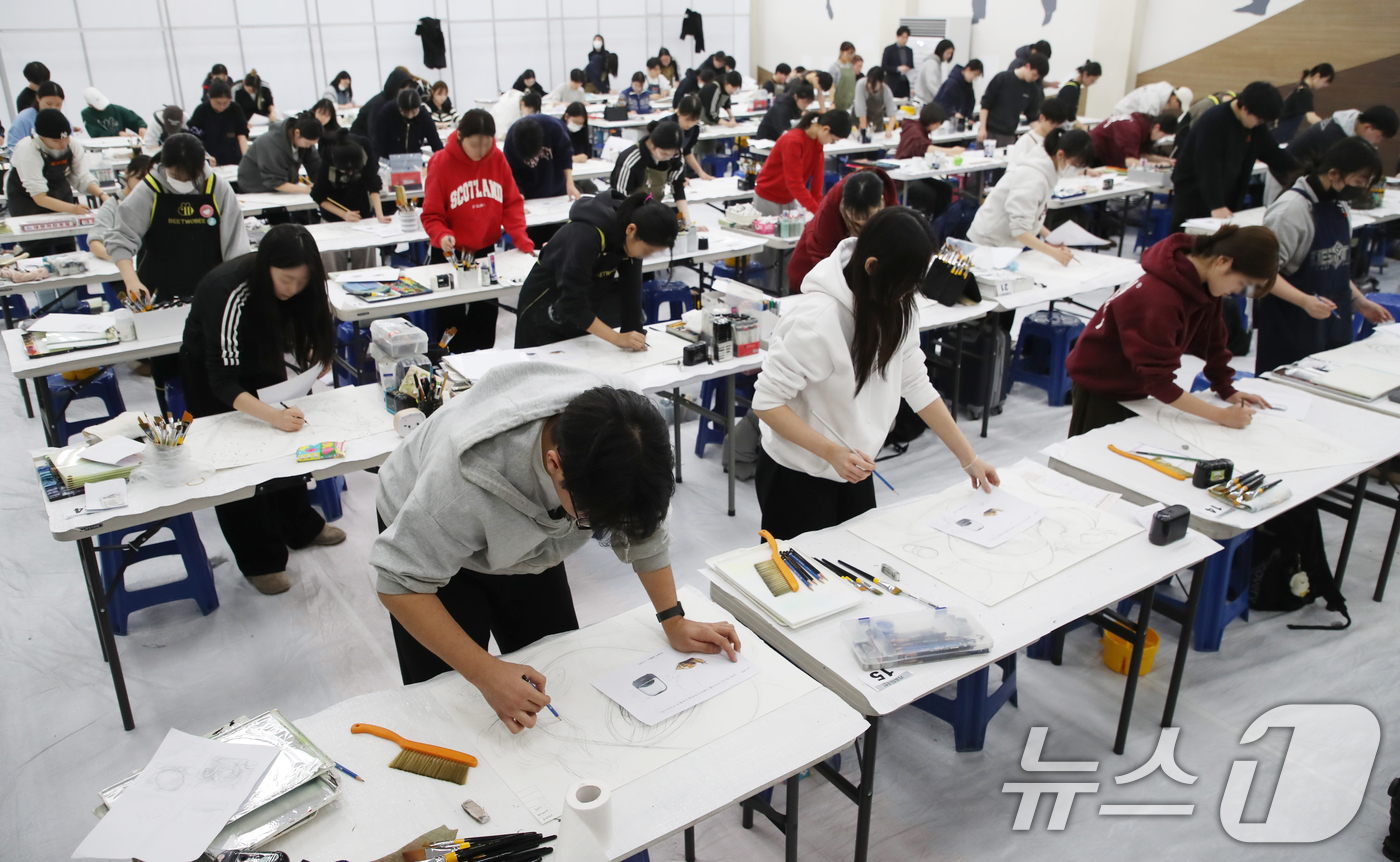 (부산=뉴스1) 윤일지 기자 = 15일 오후 부산 사하구 동아대학교 승학캠퍼스에서 열린 2025학년도 정시모집 미술실기시험에서 수험생들이 그동안 갈고닦은 실력을 발휘하고 있다. 2 …