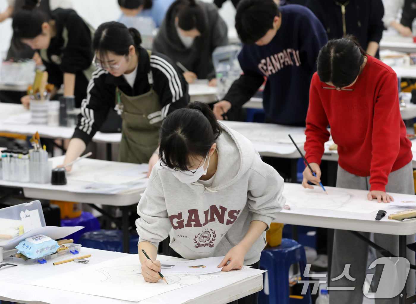 (부산=뉴스1) 윤일지 기자 = 15일 오후 부산 사하구 동아대학교 승학캠퍼스에서 열린 2025학년도 정시모집 미술실기시험에서 수험생들이 그동안 갈고닦은 실력을 발휘하고 있다. 2 …