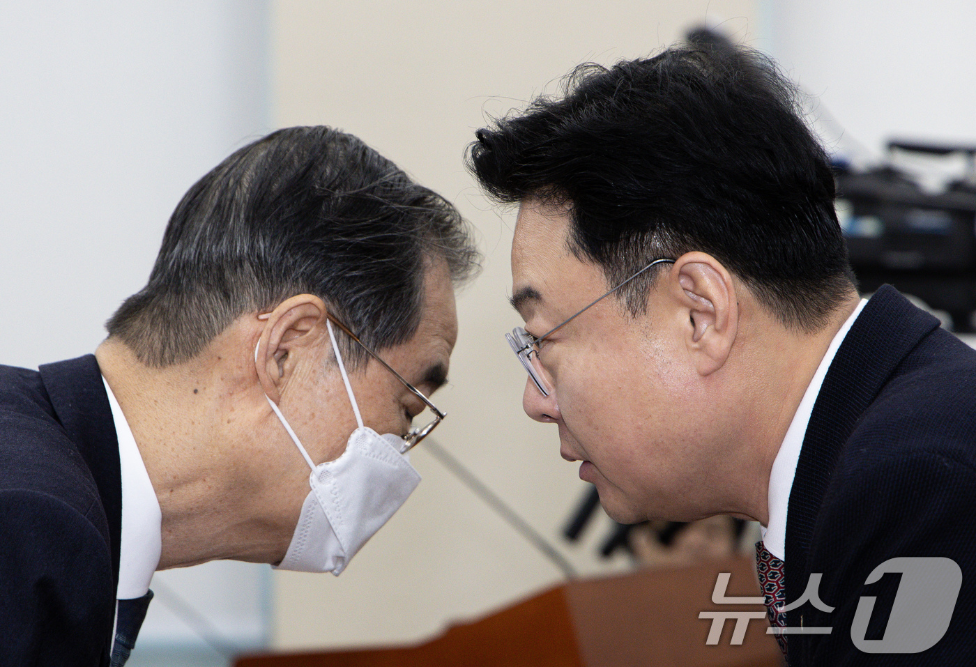 (서울=뉴스1) 이재명 기자 = 한덕수 국무총리(왼쪽)가 15일 오후 서울 여의도 국회에서 열린 윤석열 정부의 비상계엄 선포를 통한 내란 혐의 진상규명 국정조사특별위원회 제4차 전 …