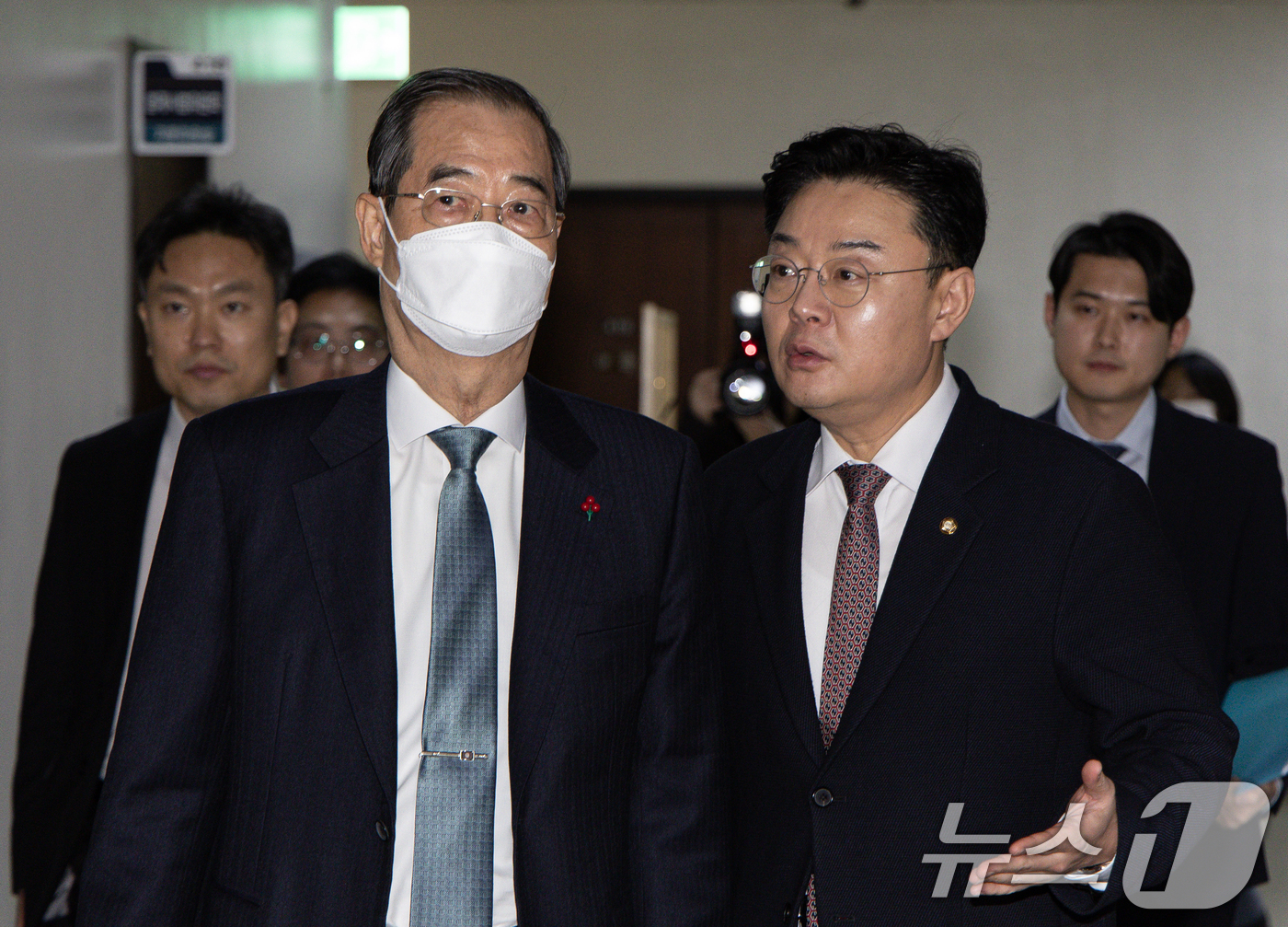 (서울=뉴스1) 이재명 기자 = 한덕수 국무총리(왼쪽)가 15일 오후 서울 여의도 국회에서 열린 윤석열 정부의 비상계엄 선포를 통한 내란 혐의 진상규명 국정조사특별위원회 제4차 전 …