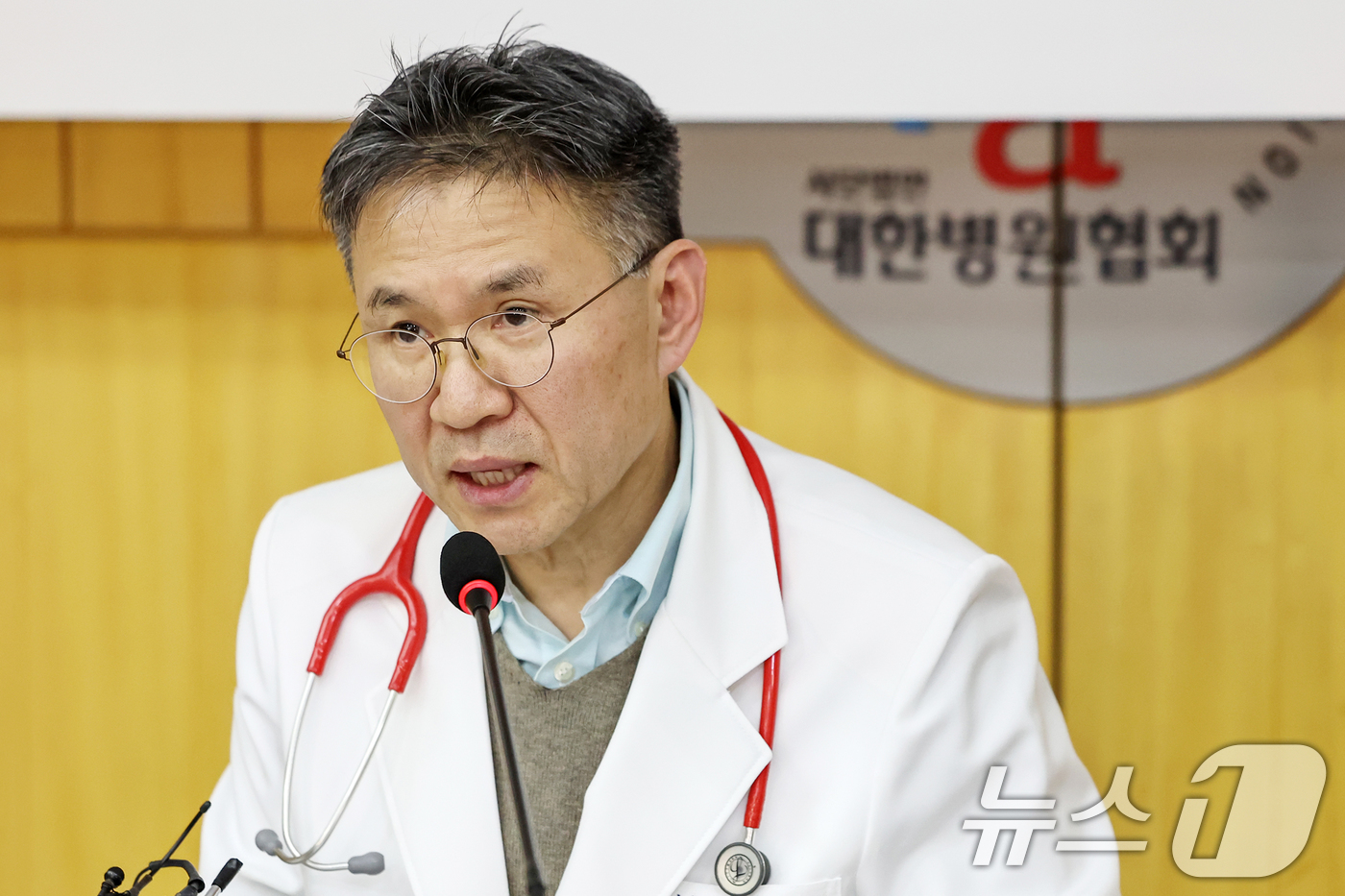 (서울=뉴스1) 민경석 기자 = 최용재 대한소아청소년병원협회 회장이 15일 오후 서울 마포구 대한병원협회에서 '지속적 대유행 소아감염질환 선제 대응 촉구 기자회견'을 하고 있다.최 …
