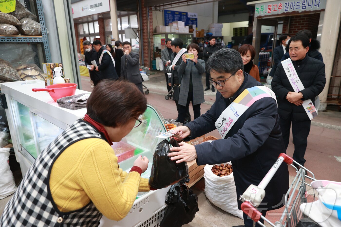 본문 이미지 - 김성섭 중소벤처기업부 차관이 15일 전북 군산신영시장을 방문해 온누리상품권으로 장을 보고 있다. &#40;중소벤처기업부 제공&#41; 2025.1.15/뉴스1