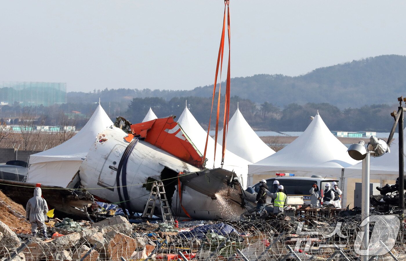 본문 이미지 - 전남 무안국제공항 여객기 참사 현장에서 수습당국이 기체 꼬리 수평날개를 절단하기 위해 작업하고 있다. &#40;자료사진&#41; /뉴스1 ⓒ News1 박지현 기자