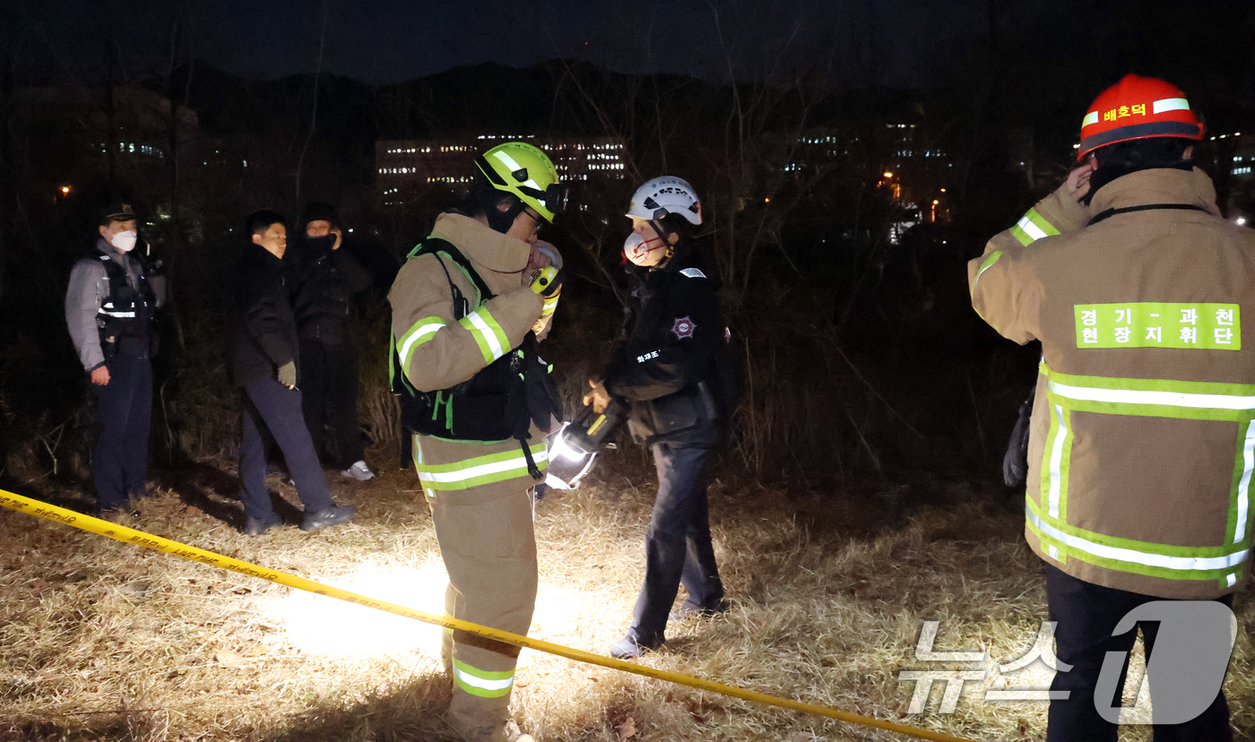 (과천=뉴스1) 김명섭 기자 = 윤석열 대통령에 대한 체포영장이 집행된 15일 오후 고위공직자범죄수사처(공수처)가 있는 경기 과천시 정부과천청사 부근에서 남성 1명이 분신해 경찰과 …