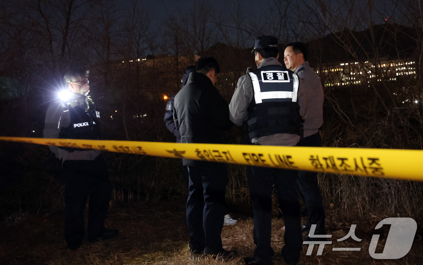 (과천=뉴스1) 김명섭 기자 = 윤석열 대통령에 대한 체포영장이 집행된 15일 오후 고위공직자범죄수사처(공수처)가 있는 경기 과천시 정부과천청사 부근에서 남성 1명이 분신해 경찰과 …