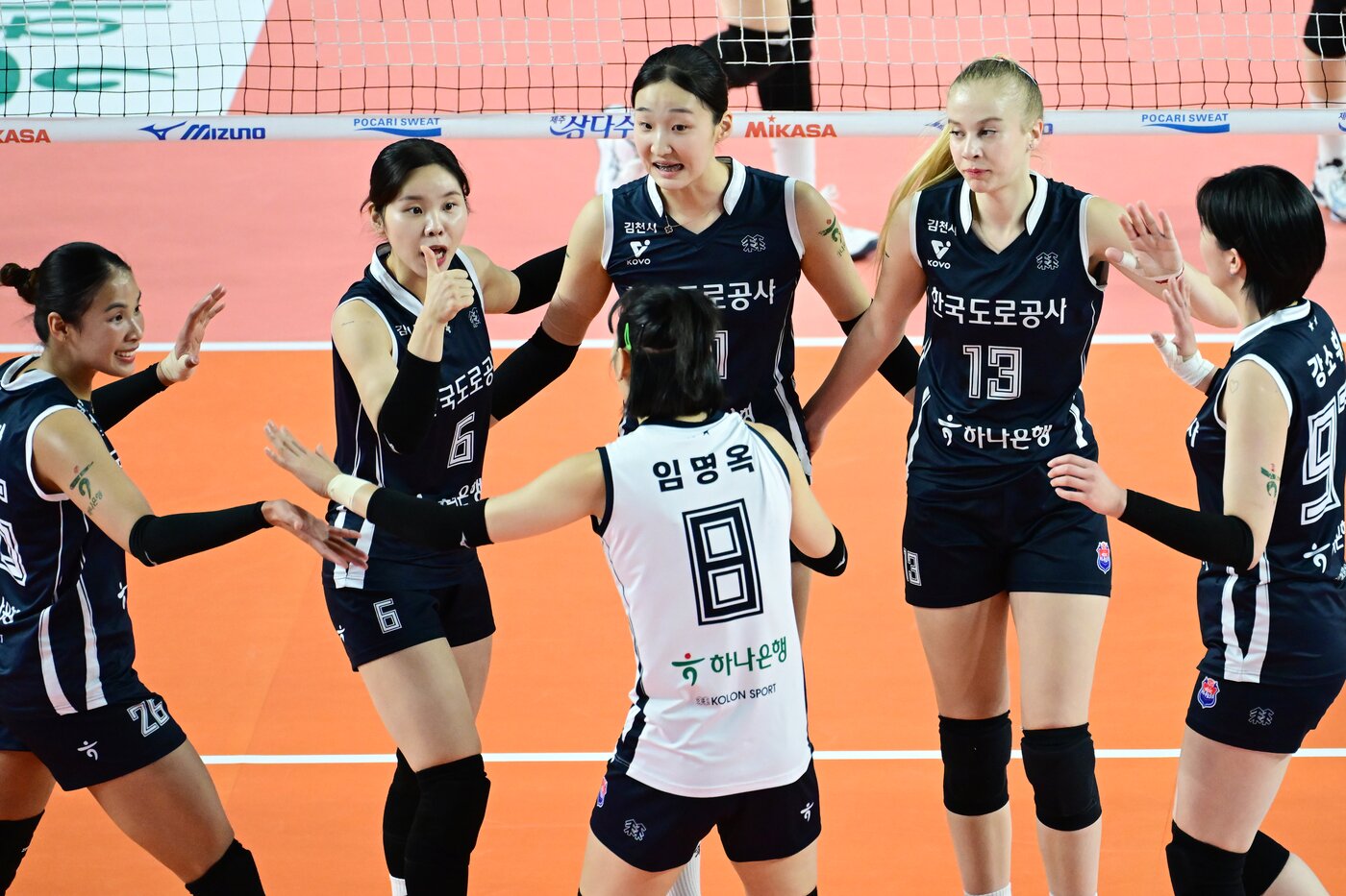 본문 이미지 - 5세트까지 가는 접전 끝에 GS칼텍스를 제압한 한국도로공사. &#40;한국배구연맹 제공&#41;