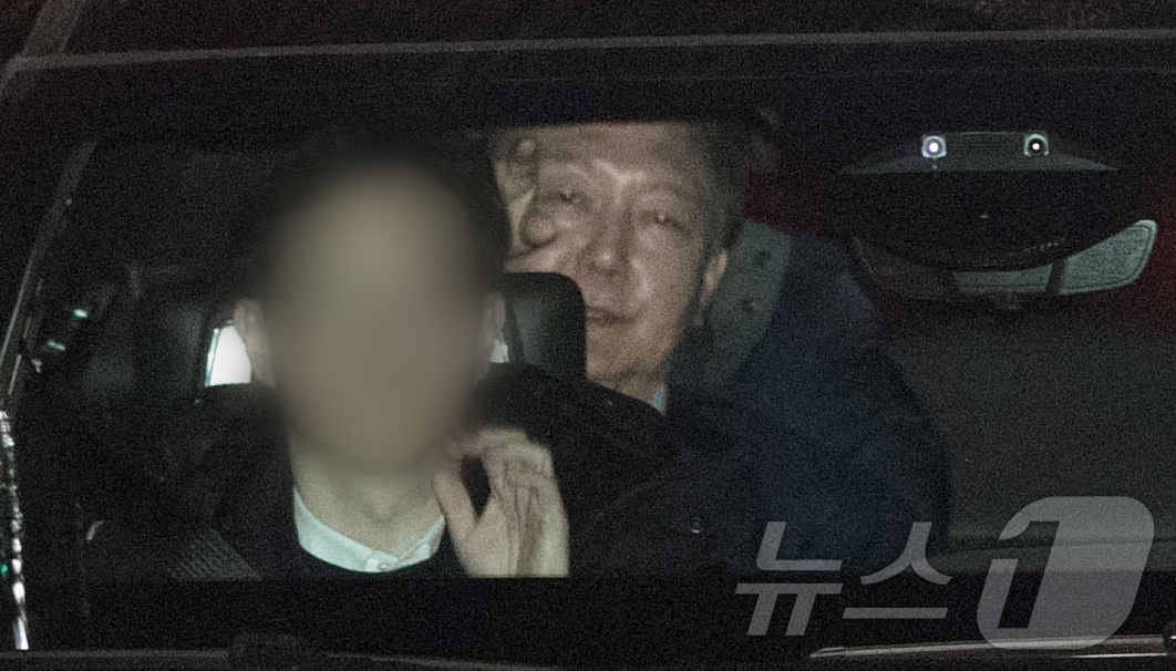 (과천=뉴스1) 김명섭 기자 = 내란 우두머리 혐의로 체포된 윤석열 대통령이 15일 오후 경기 과천 고위공직자범죄수사처(공수처)에서 조사를 마치고 차량으로 서울구치소로 이동하고 있 …