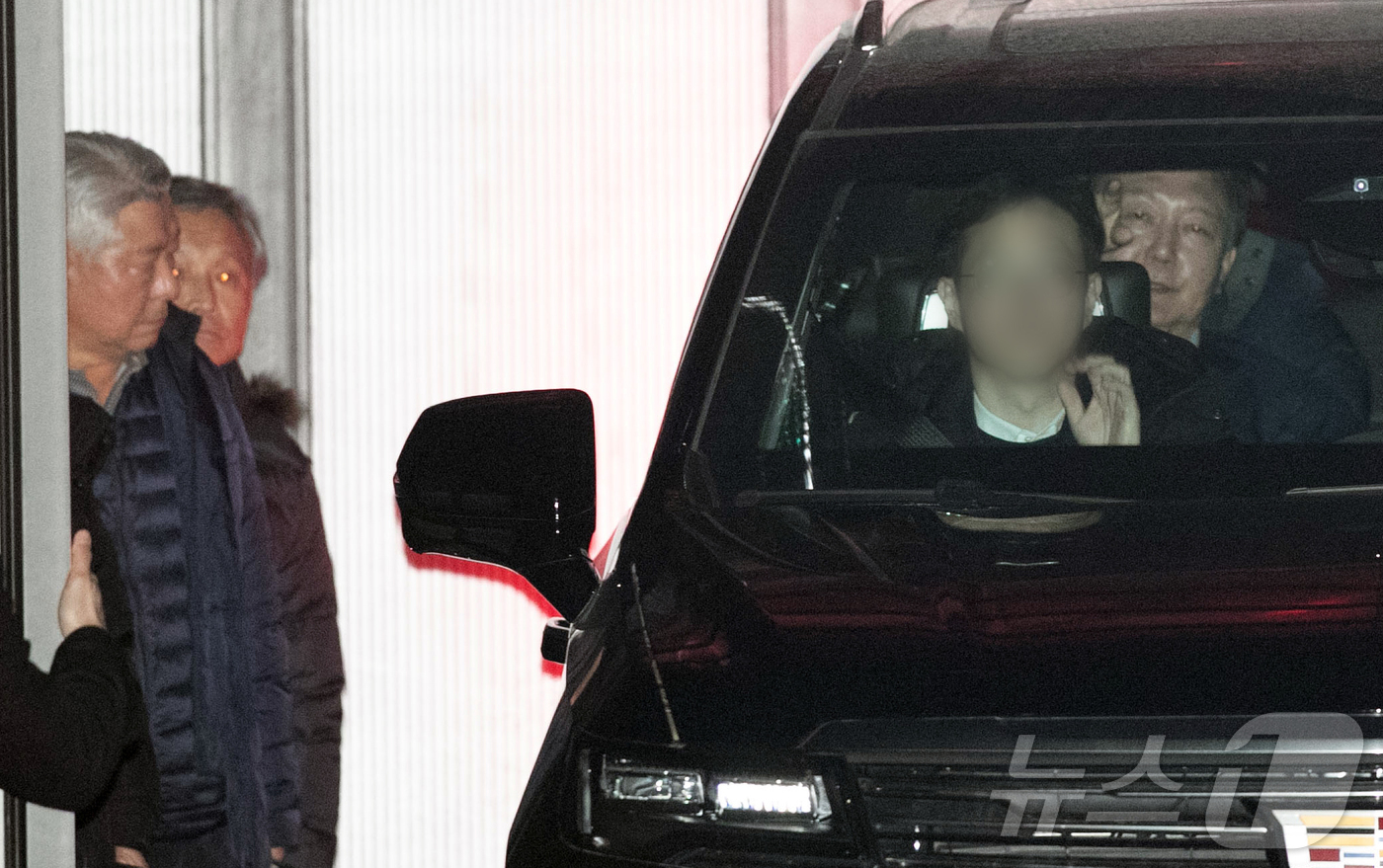 (과천=뉴스1) 김명섭 기자 = 내란 우두머리 혐의로 체포된 윤석열 대통령이 15일 오후 경기 과천 고위공직자범죄수사처(공수처)에서 조사를 마치고 차량으로 서울구치소로 이동하고 있 …