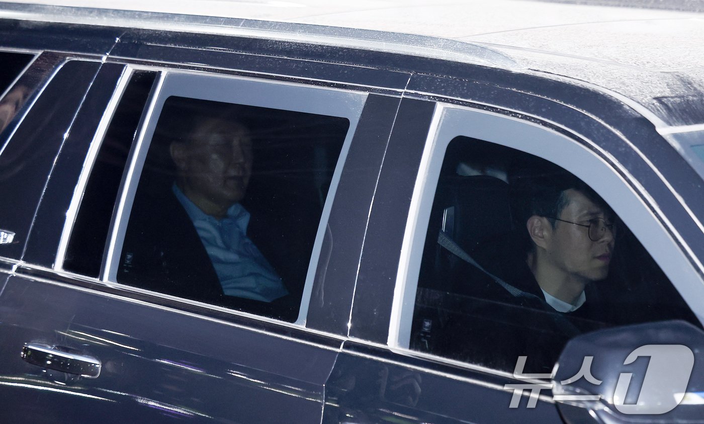 본문 이미지 - 내란 우두머리 혐의로 체포된 윤석열 대통령이 15일 고위공직자범죄수사처(공수처)의 수사를 마친 후 경기도 의왕시 서울구치소에 도착하고 있다. 2025.1.15/뉴스1 ⓒ News1 김성진 기자