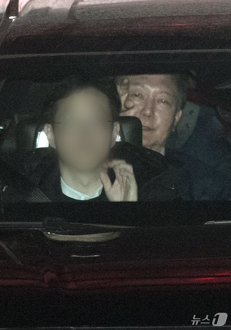 (과천=뉴스1) 김명섭 기자 = 내란 우두머리 혐의로 체포된 윤석열 대통령이 15일 오후 경기 과천 고위공직자범죄수사처(공수처)에서 조사를 마치고 차량으로 서울구치소로 이동하고 있 …