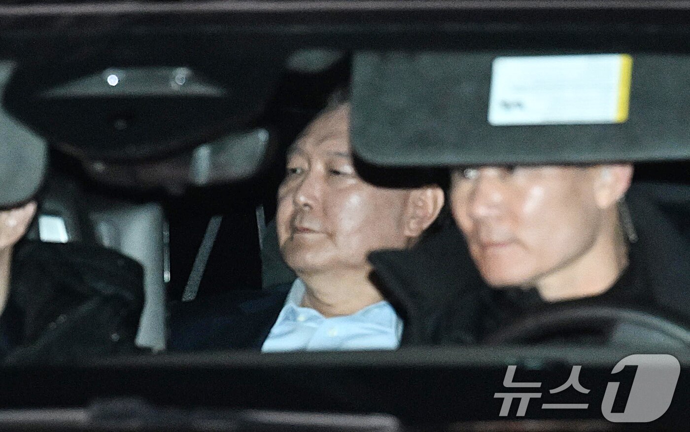 본문 이미지 - 내란 우두머리 혐의로 체포된 윤석열 대통령이 15일 오후 경기 과천 고위공직자범죄수사처&#40;공수처&#41;에서 조사를 마치고 차량으로 서울구치소로 이동하고 있다.&#40;공동취재&#41; 2025.1.15/뉴스1 ⓒ News1 김명섭 기자