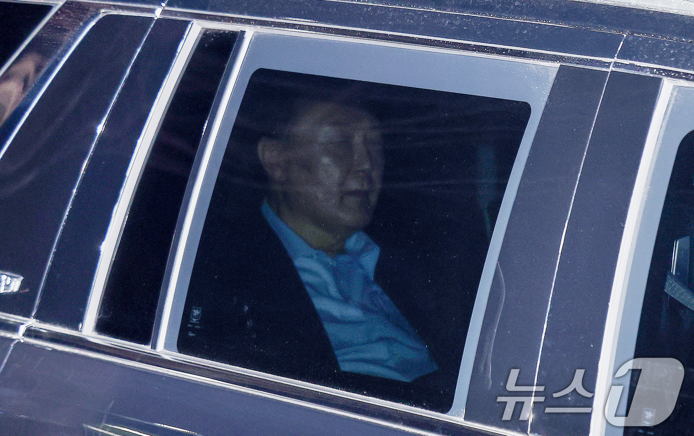 (의왕=뉴스1) 김성진 기자 = 내란 우두머리 혐의로 체포된 윤석열 대통령이 15일 고위공직자범죄수사처(공수처)의 수사를 마친 후 경기도 의왕시 서울구치소에 도착하고 있다. 202 …