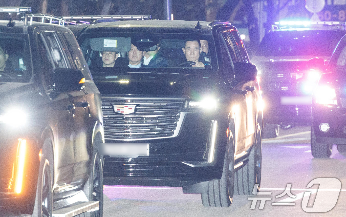 (의왕=뉴스1) 김성진 기자 = 내란 우두머리 혐의로 체포된 윤석열 대통령이 15일 고위공직자범죄수사처(공수처)의 수사를 마친 후 경기도 의왕시 서울구치소에 도착하고 있다. (공동 …