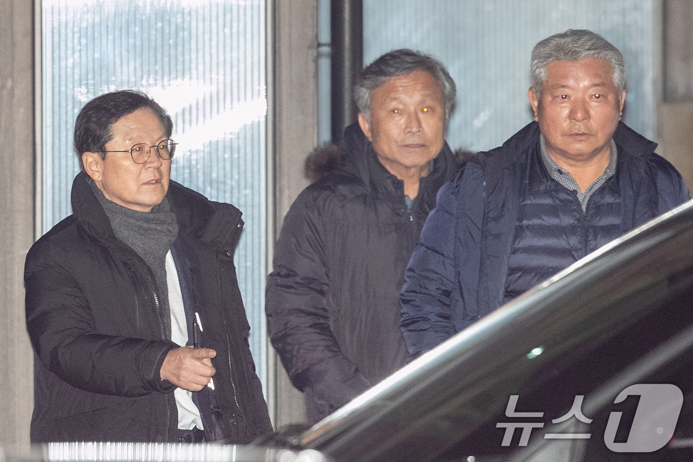 (과천=뉴스1) 김명섭 기자 = 내란 우두머리 혐의로 고위공직자범죄수사처에 체포된 윤석열 대통령이 15일 오후 경기 과천시 공수처에서 조사를 마치고 서울구치소로 떠난 뒤 윤 대통령 …