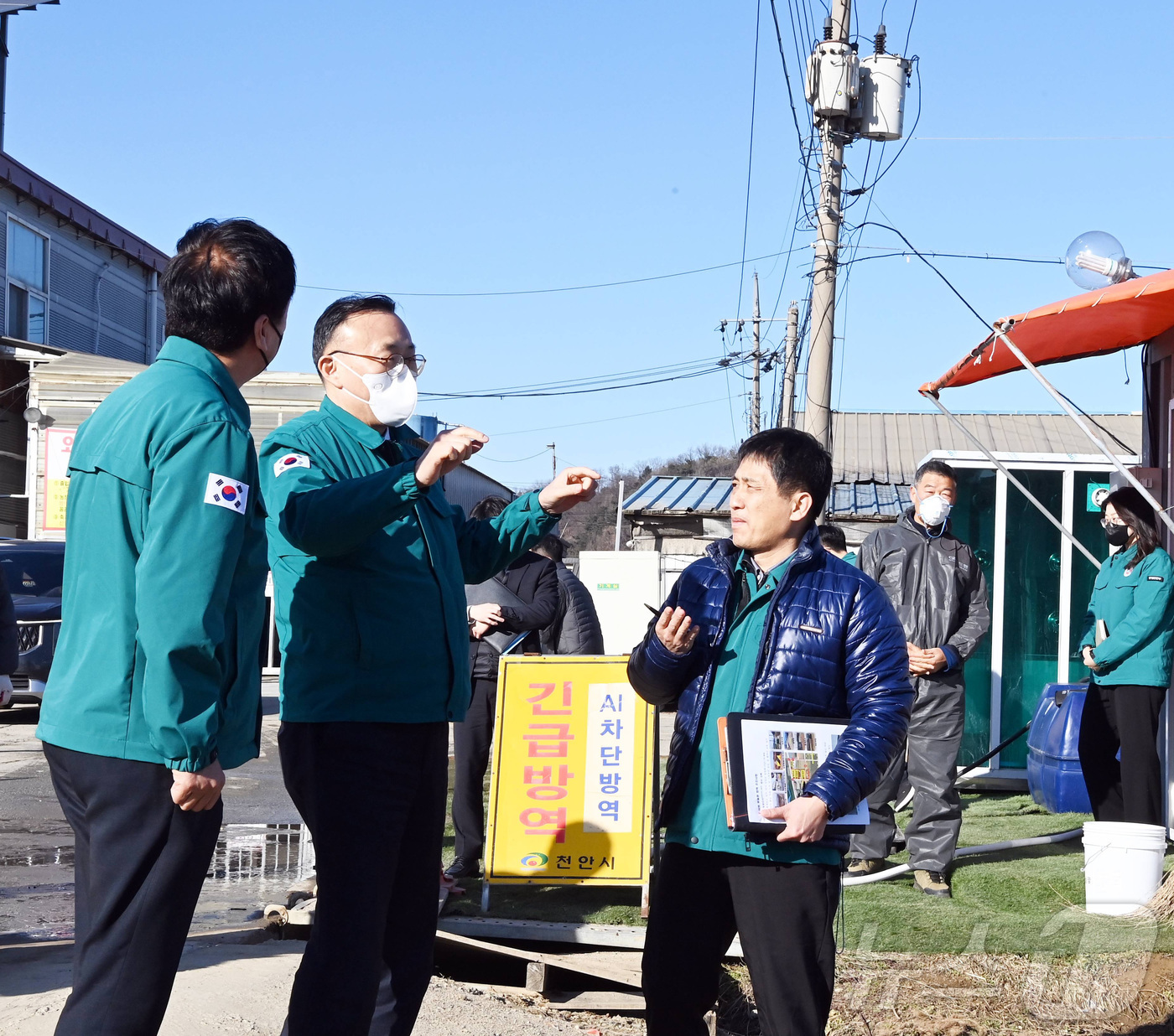(서울=뉴스1) = 이한경 행정안전부 재난안전관리본부장이 15일 충남 천안시 동남구 산란계 밀집단지 현장을 방문해 고병원성 조류인플루엔자(AI) 방역관리 상황을 점검하고 있다. ( …